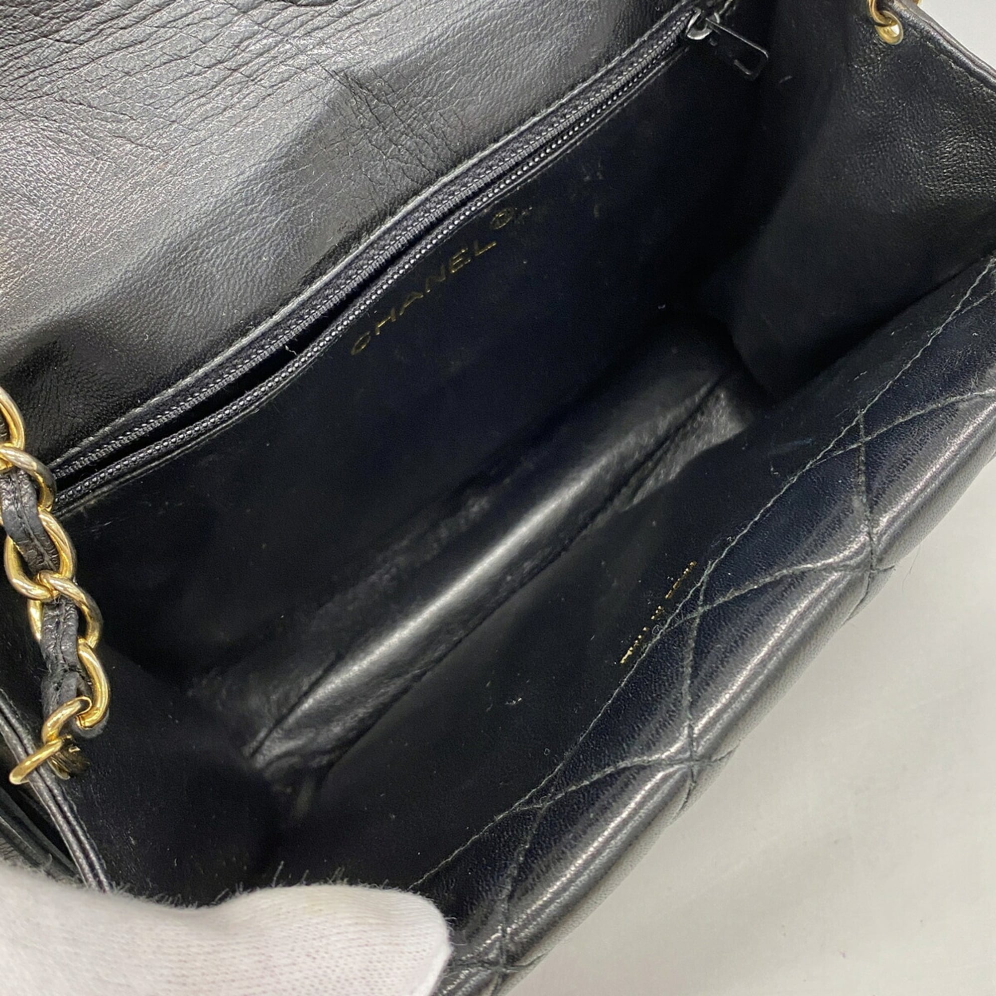 Chanel Black Leather Shoulder Bag (Pre-Owned)
