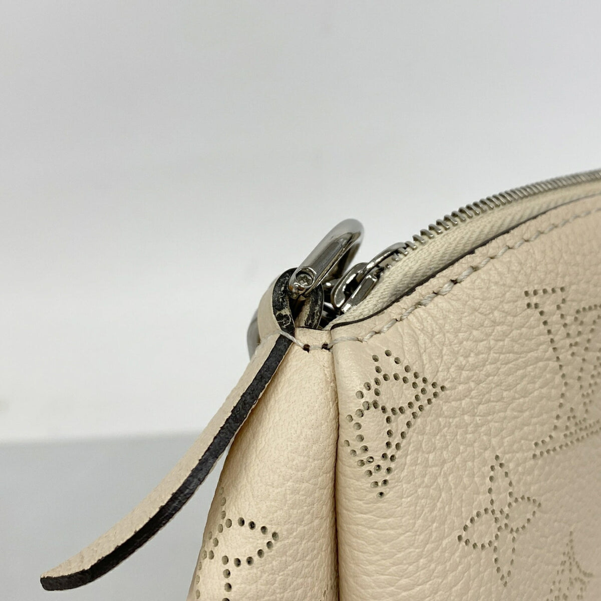 Louis Vuitton Cream Handbag (Pre-Owned)