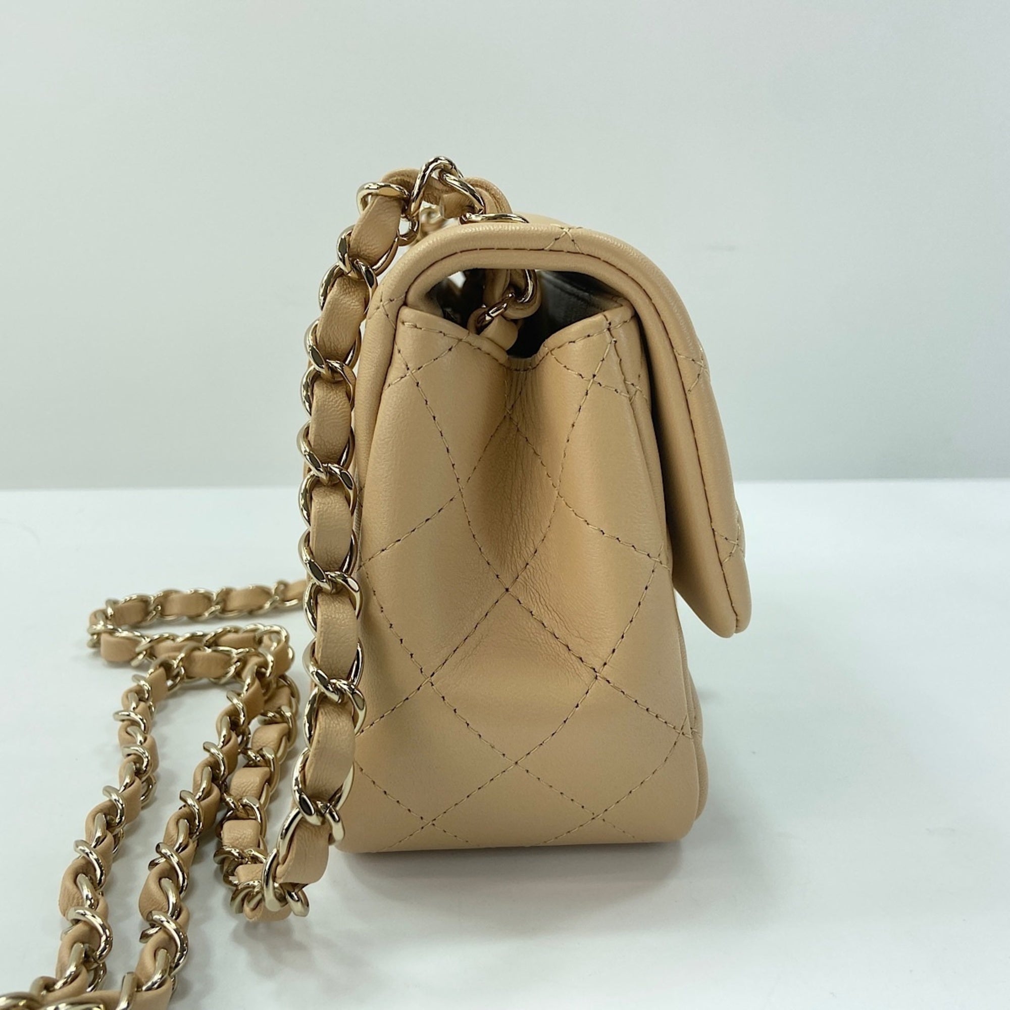 Chanel Beige Shoulder Bag (Pre-Owned)