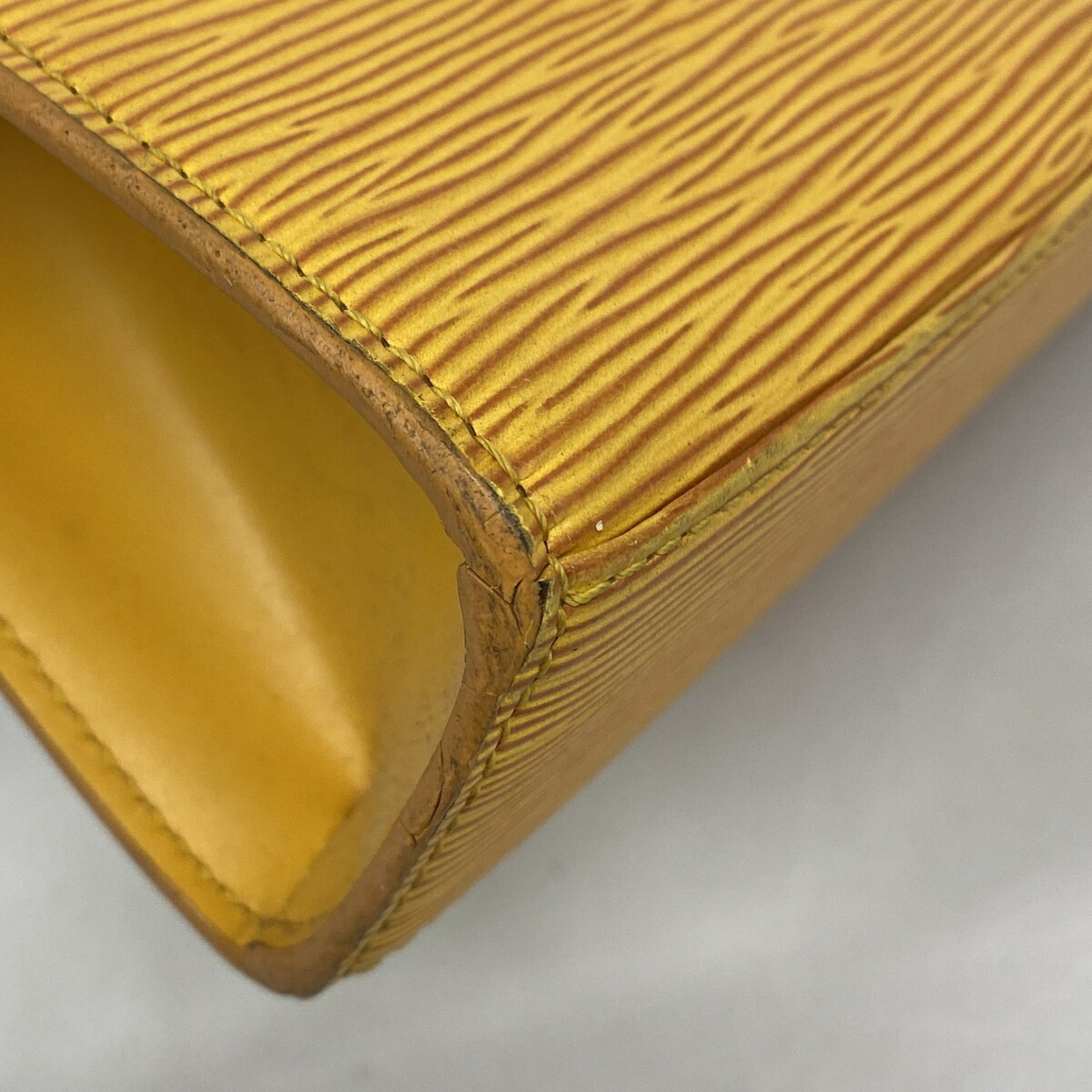 Louis Vuitton Jaune Handbag (Pre-Owned)
