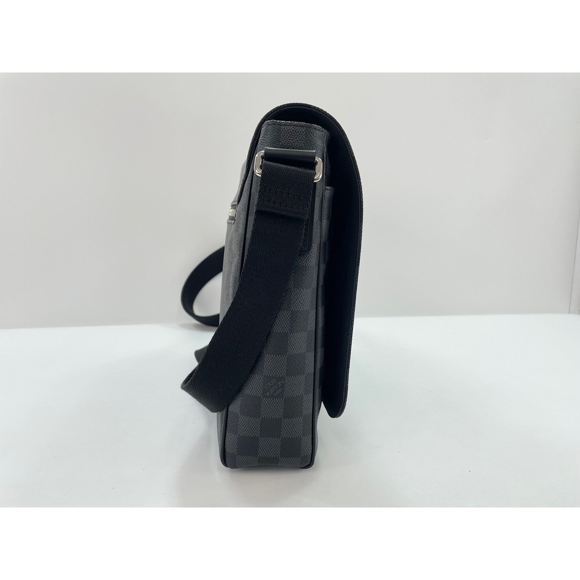 Louis Vuitton Black Shoulder Bag (Pre-Owned)
