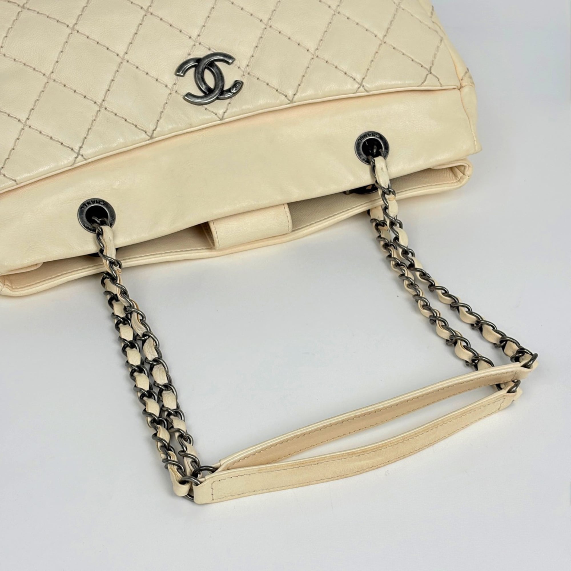 Chanel Wild Stitch White Leather Tote Bag (Pre-Owned)