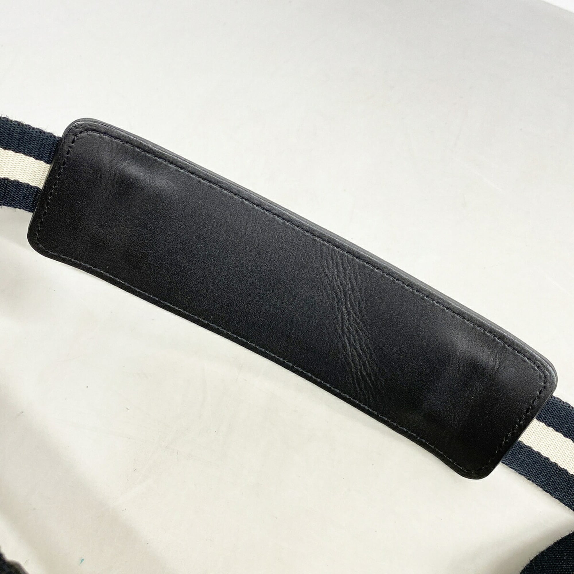 Louis Vuitton Noir Shoulder Bag (Pre-Owned)