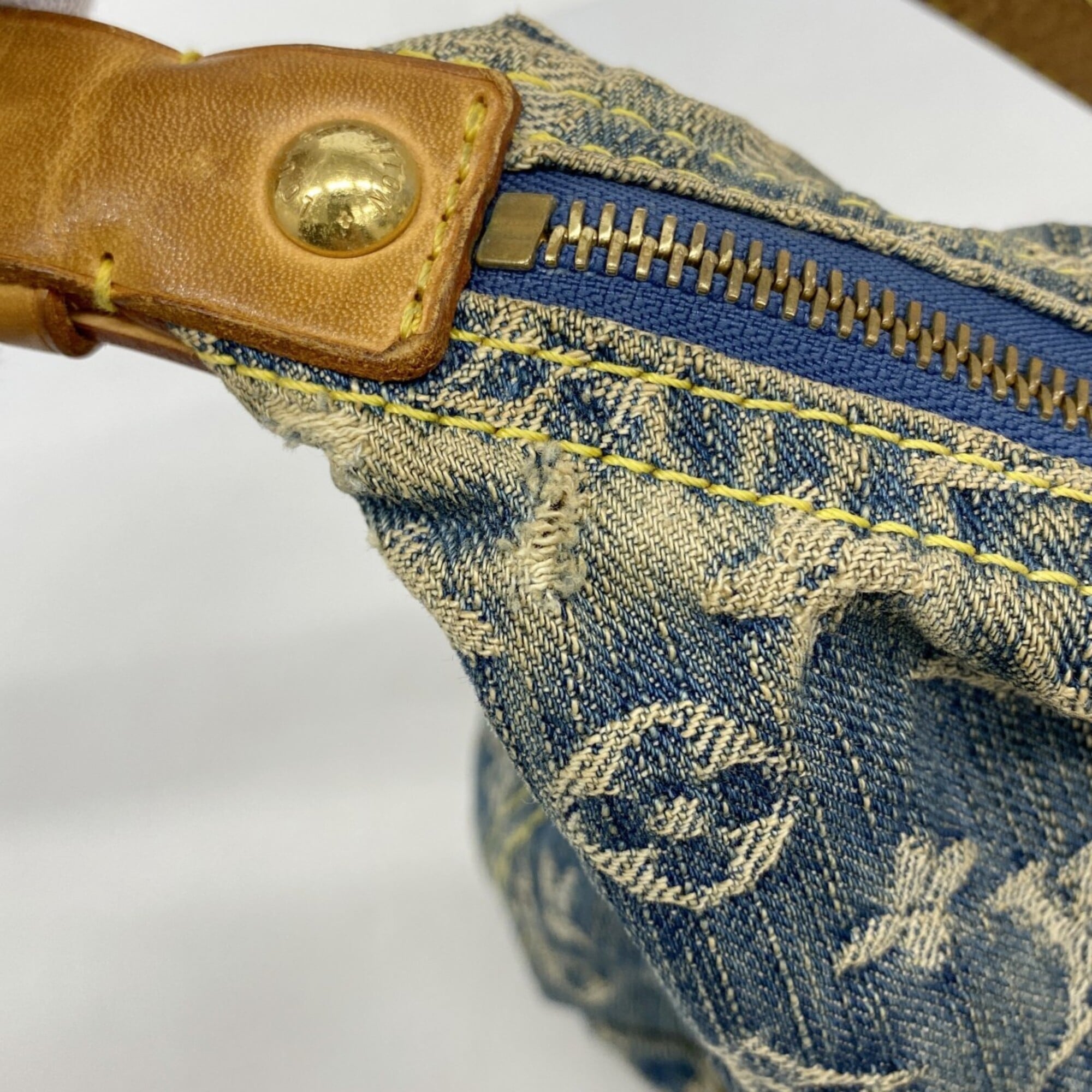 Louis Vuitton Blue Shoulder Bag (Pre-Owned)