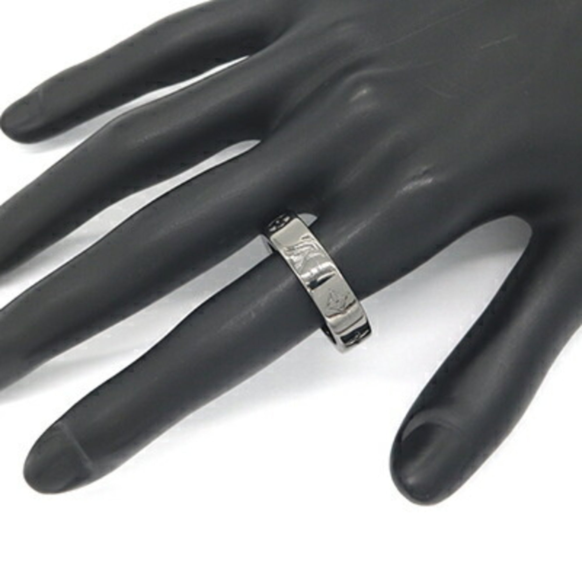 Louis Vuitton Silver Metal Ruthenium Band Ring (Pre-Owned)