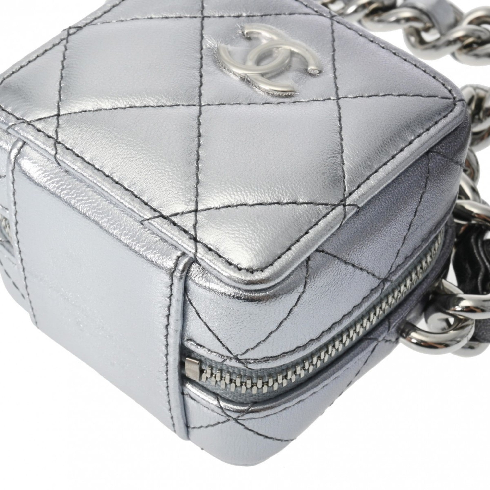 Chanel Silver Leather Shoulder Bag (Pre-Owned)