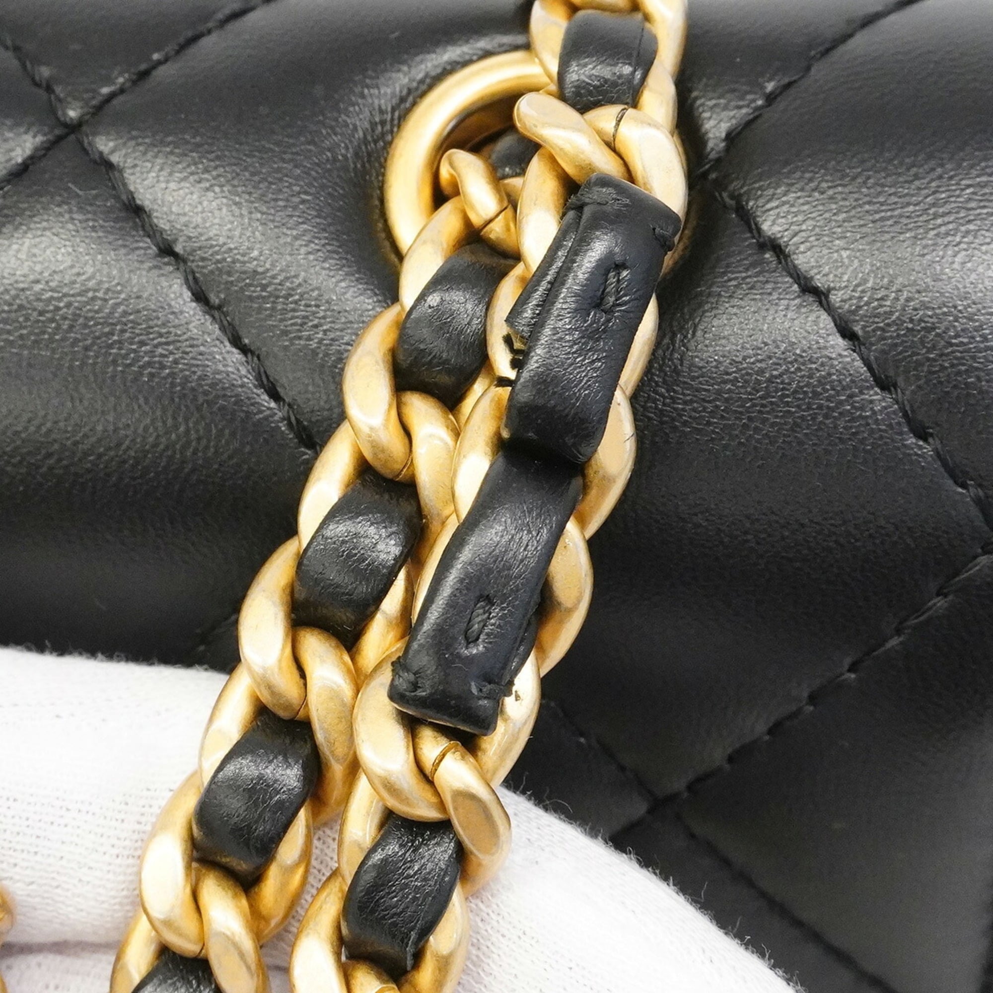 Chanel Black Leather Shoulder Bag (Pre-Owned)