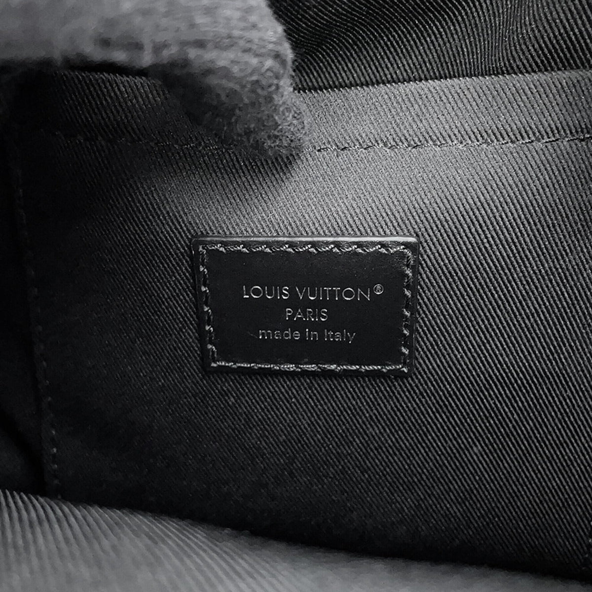 Louis Vuitton Noir Leather Handbag (Pre-Owned)