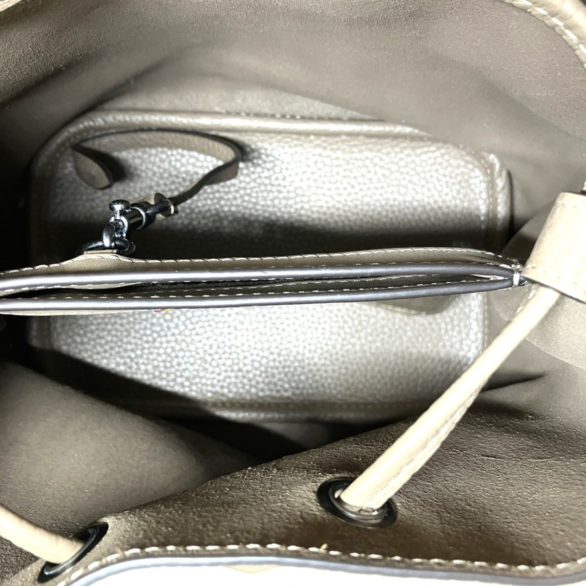 Coach Leather Shoulder Bag (Pre-Owned)