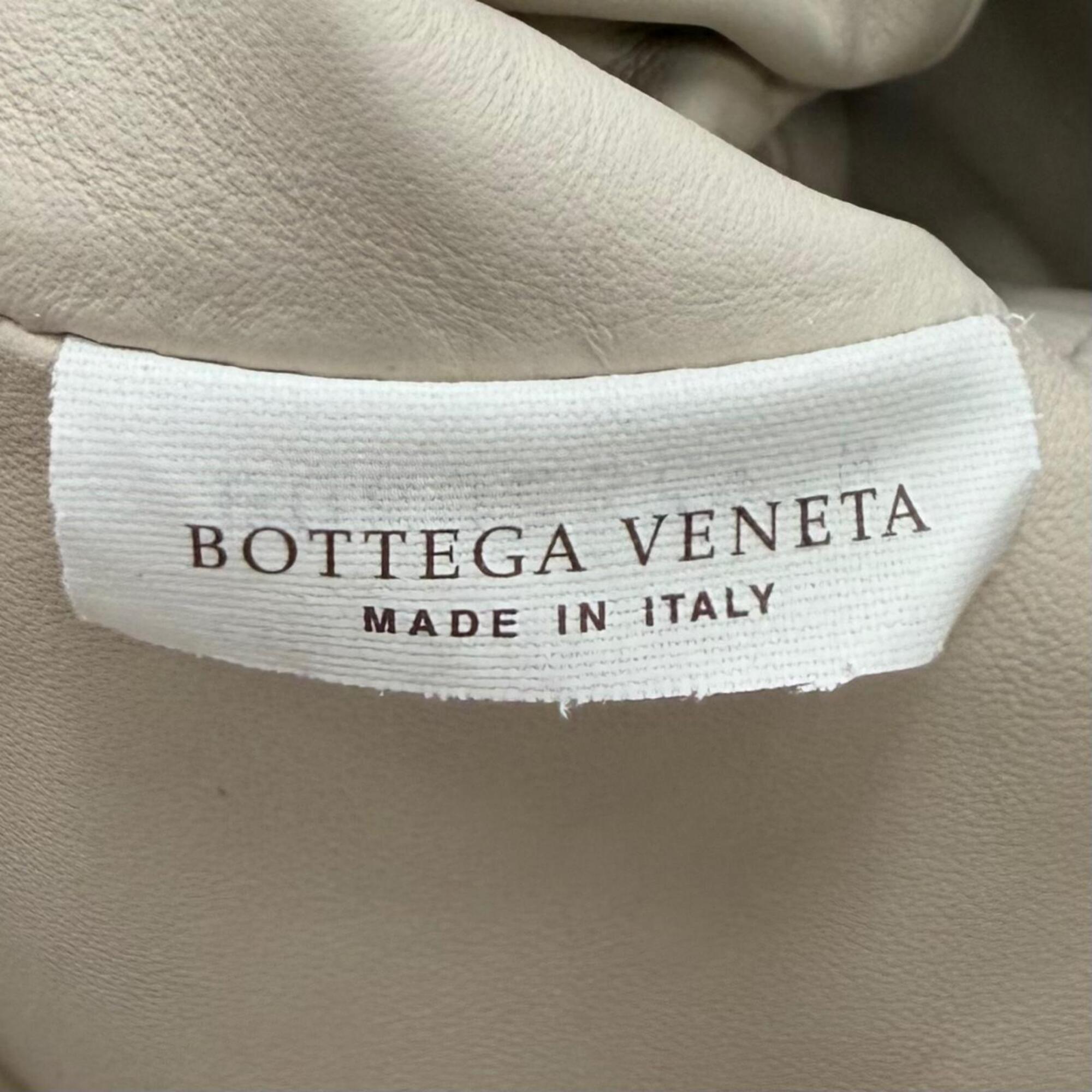 Bottega Veneta Ivory Leather Pouch Shoulder Bag (Pre-Owned)