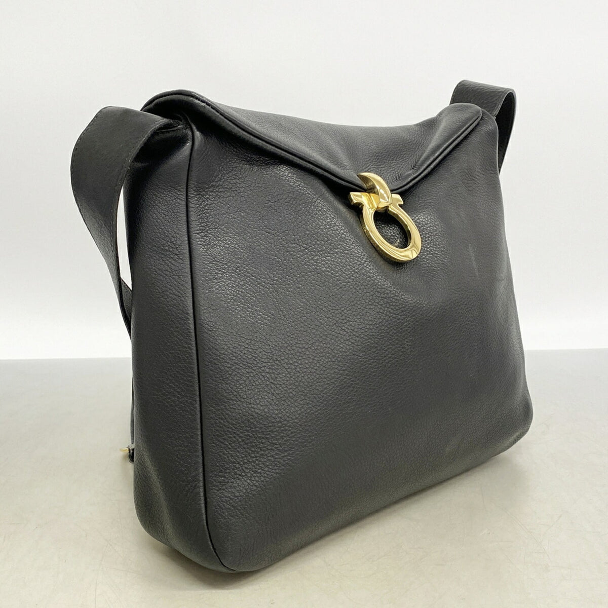 Salvatore Ferragamo Black Leather Shoulder Bag (Pre-Owned)