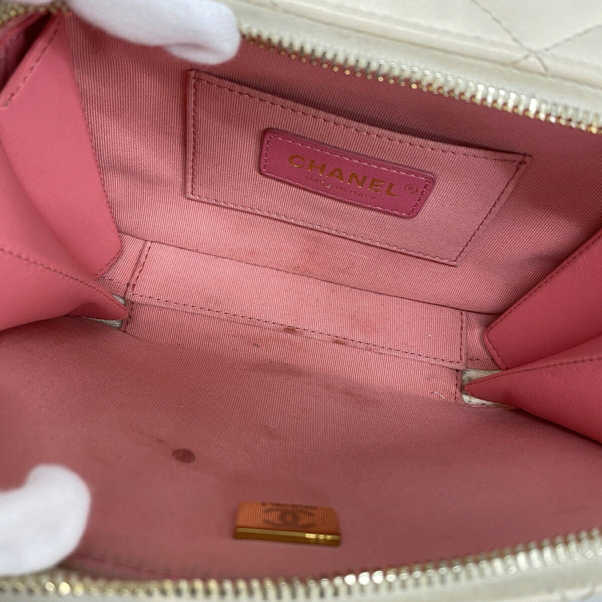 Chanel White Leather Shoulder Bag (Pre-Owned)