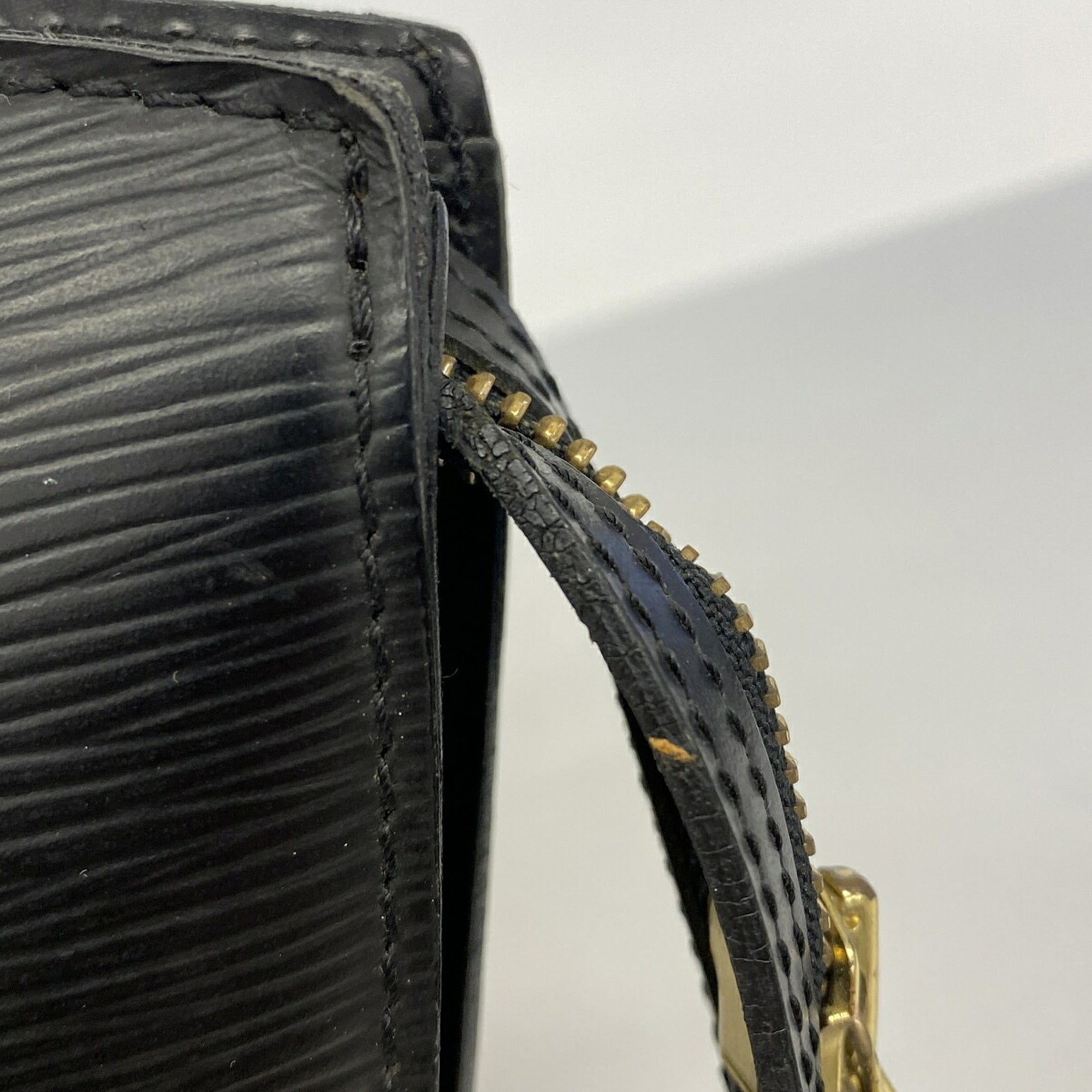 Louis Vuitton Noir Shoulder Bag (Pre-Owned)
