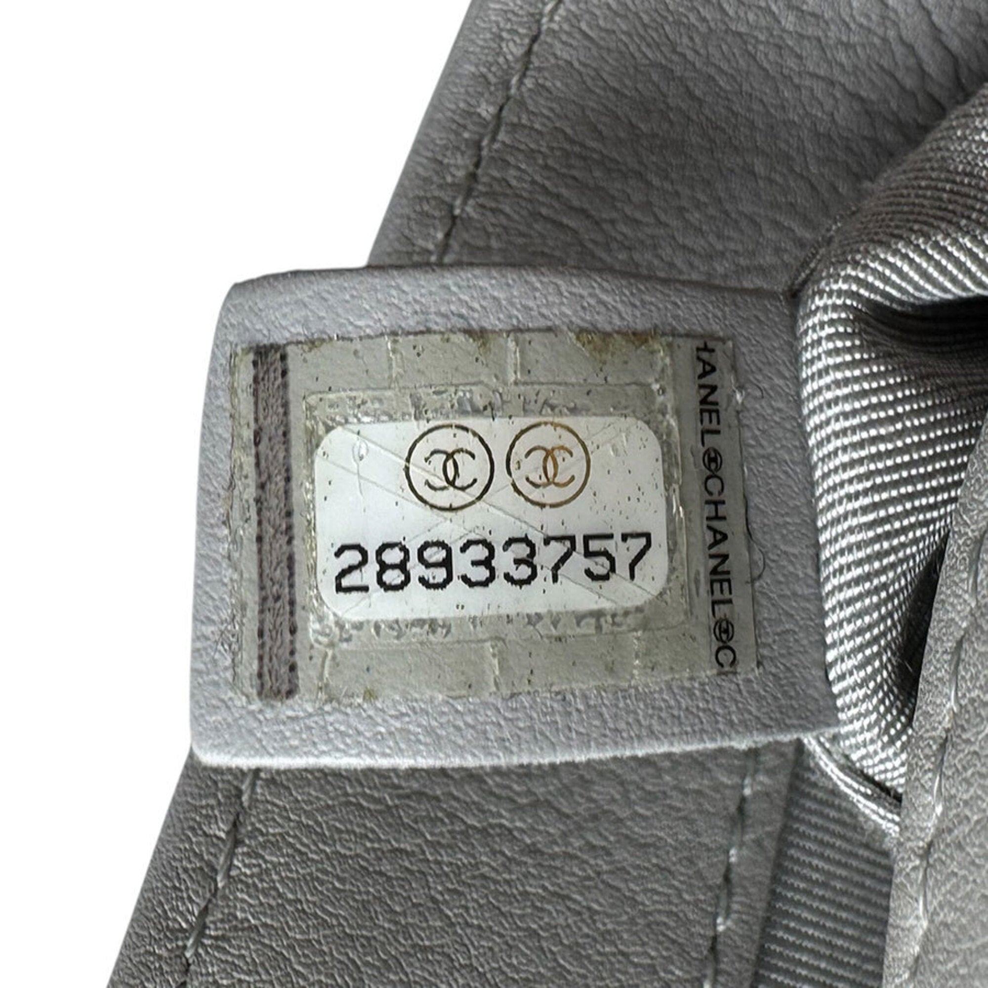 Chanel Gray Leather Shoulder Bag (Pre-Owned)