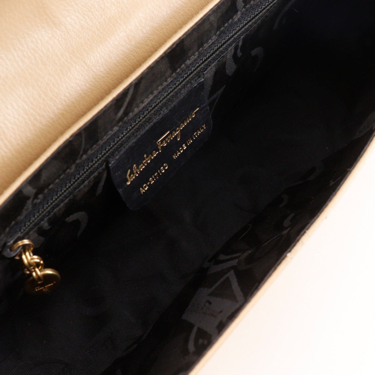Salvatore Ferragamo Gancini Beige Shoulder Bag (Pre-Owned)