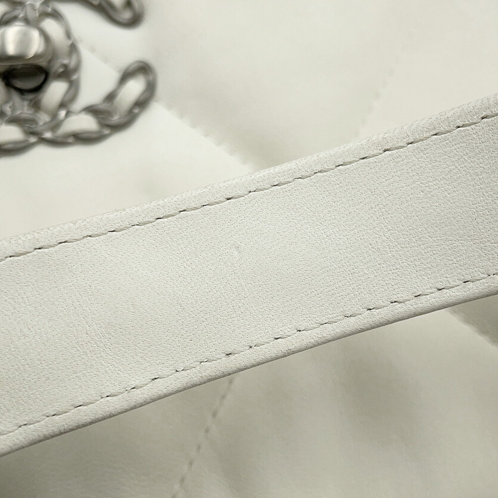 Chanel White Leather Shoulder Bag (Pre-Owned)