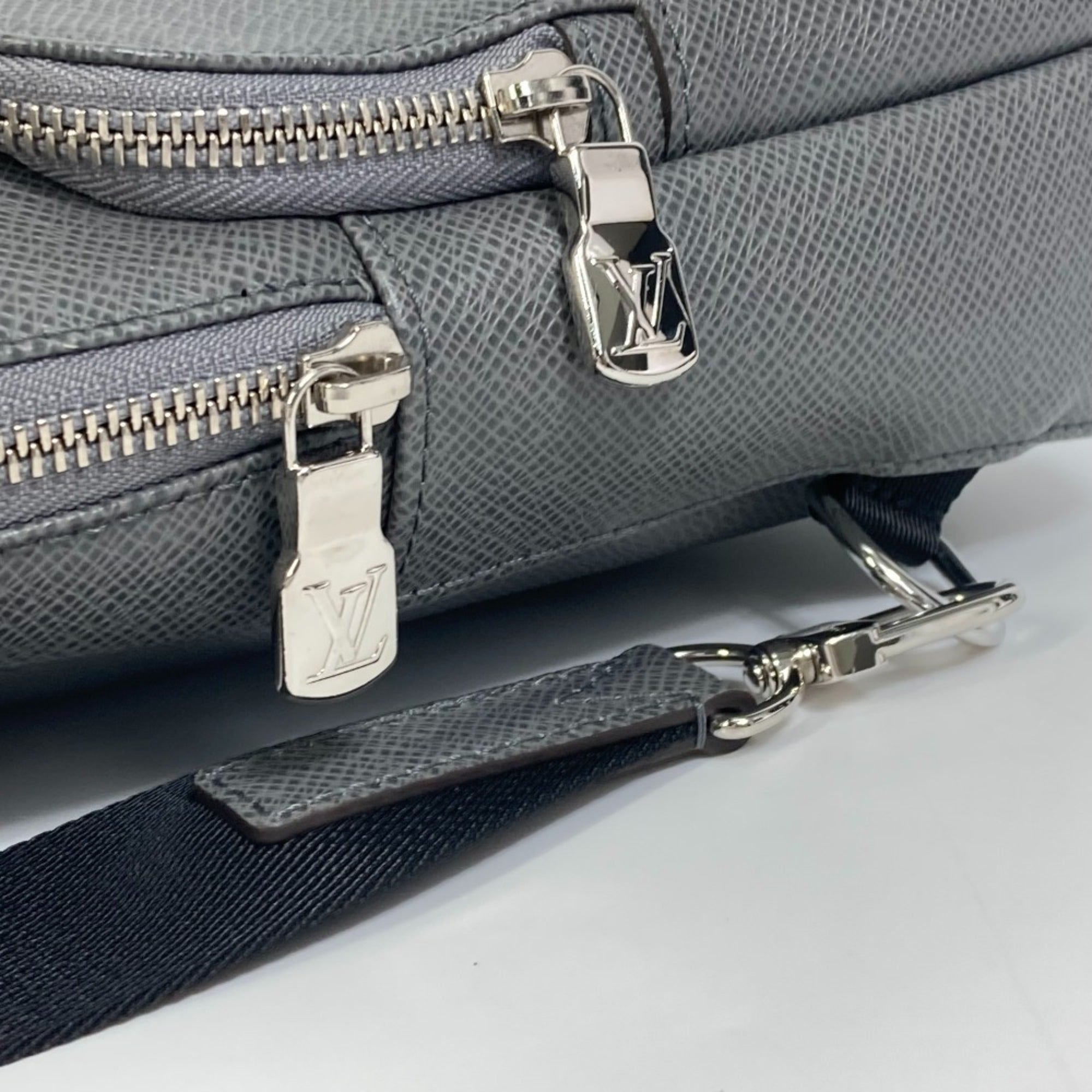 Louis Vuitton Taiga Gray Gris Taiga Leather Shoulder Bag (Pre-Owned)