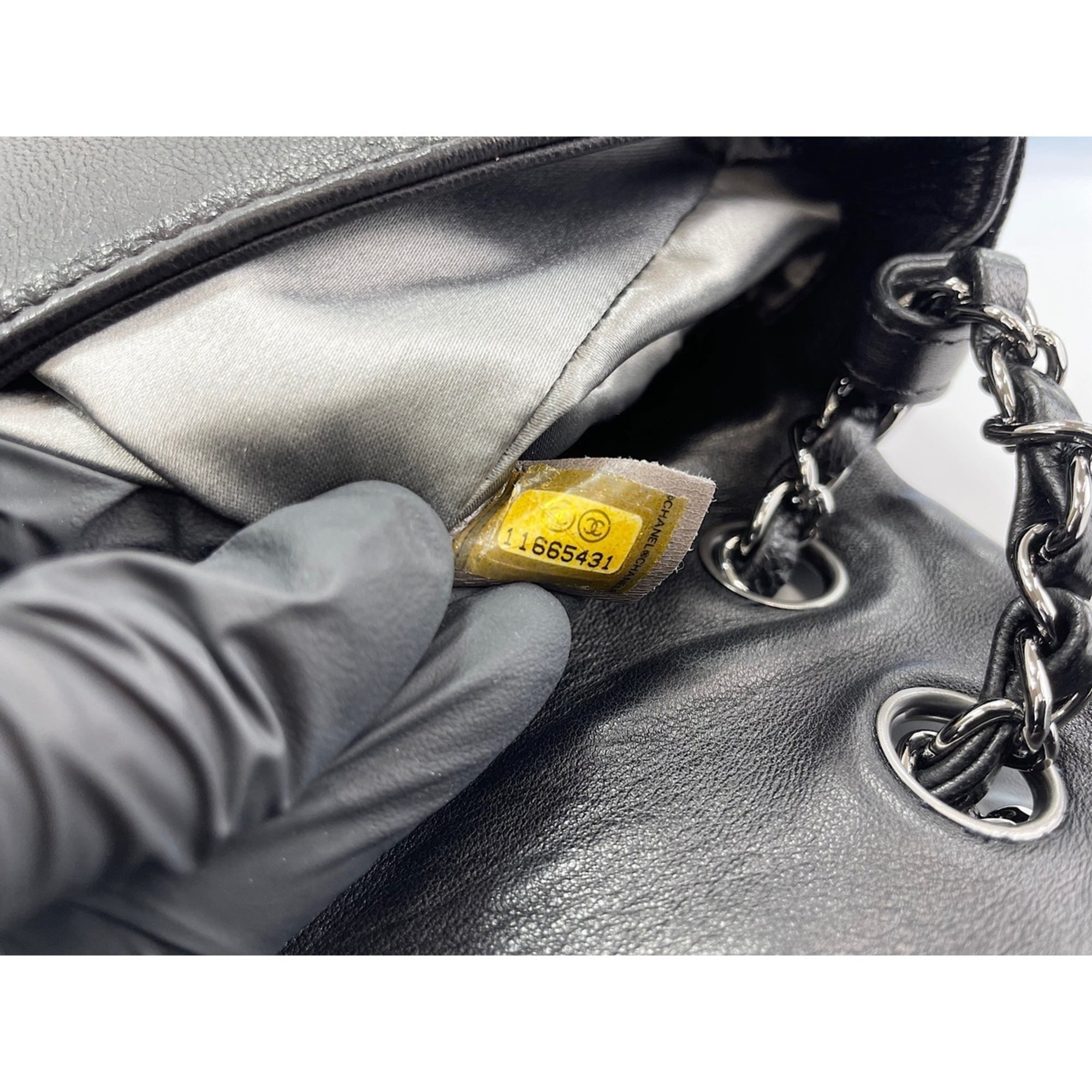 Chanel Black Leather Shoulder Bag (Pre-Owned)
