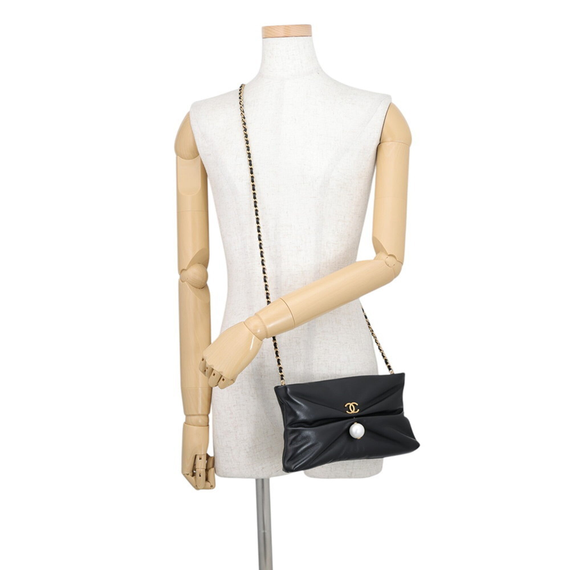 Chanel Black Leather Shoulder Bag (Pre-Owned)