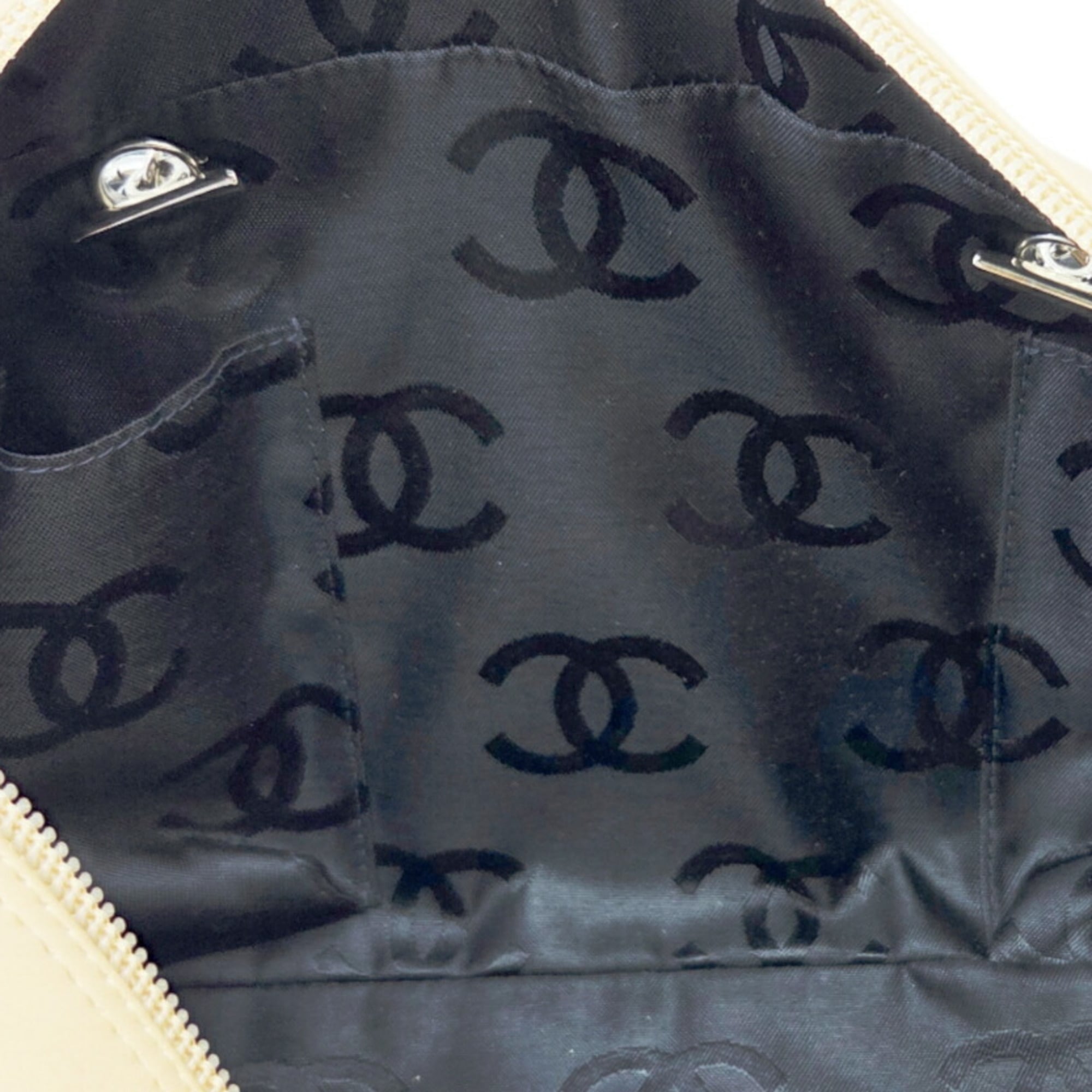 Chanel Beige Black Leather Shoulder Bag (Pre-Owned)