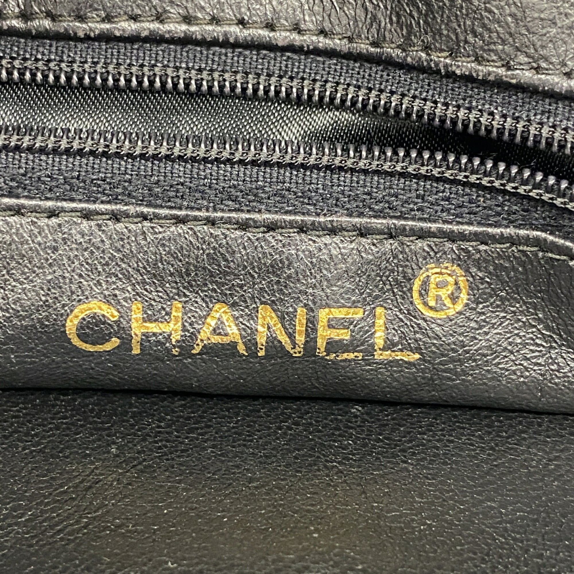 Chanel Black Leather Shoulder Bag (Pre-Owned)
