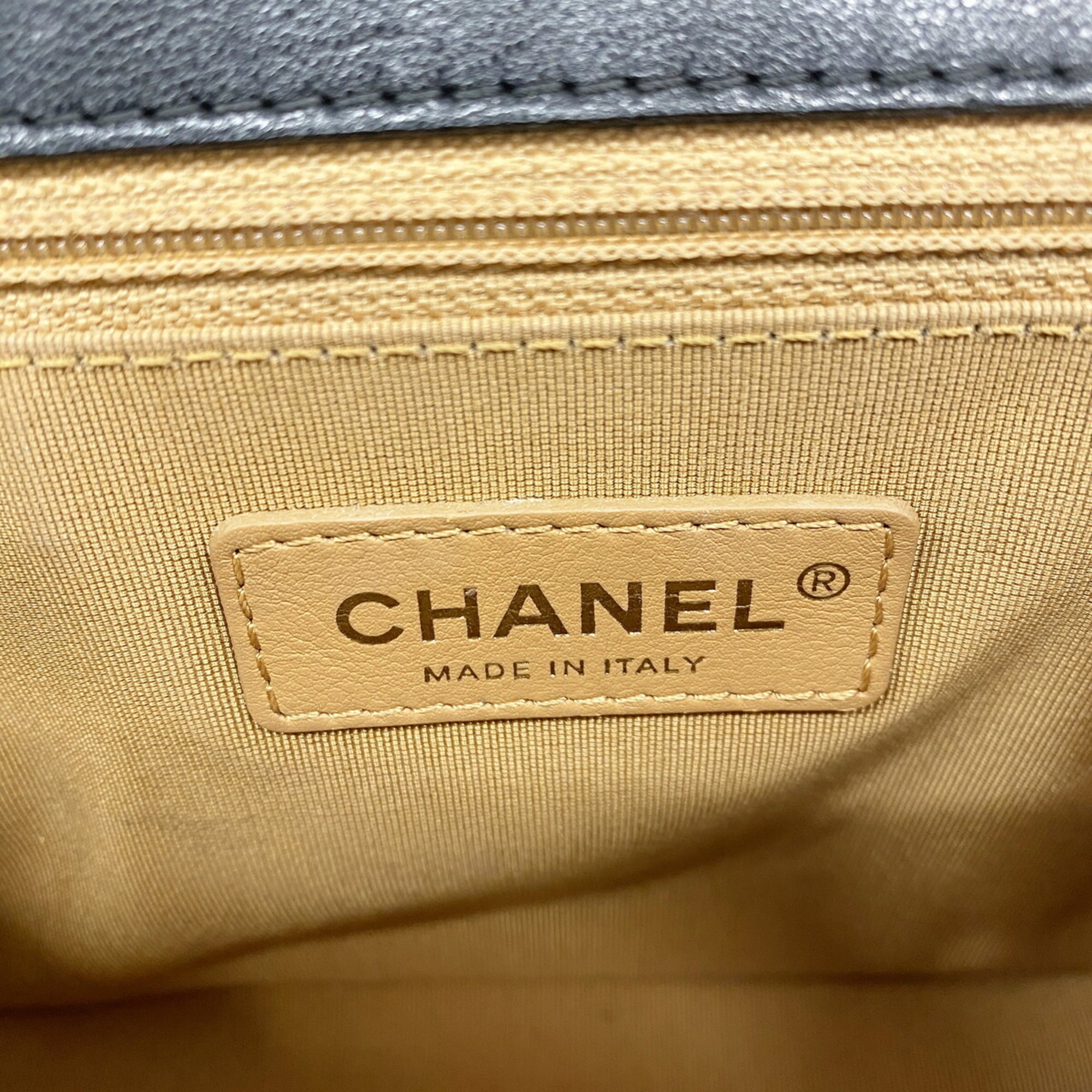 Chanel Black Leather Handbag (Pre-Owned)