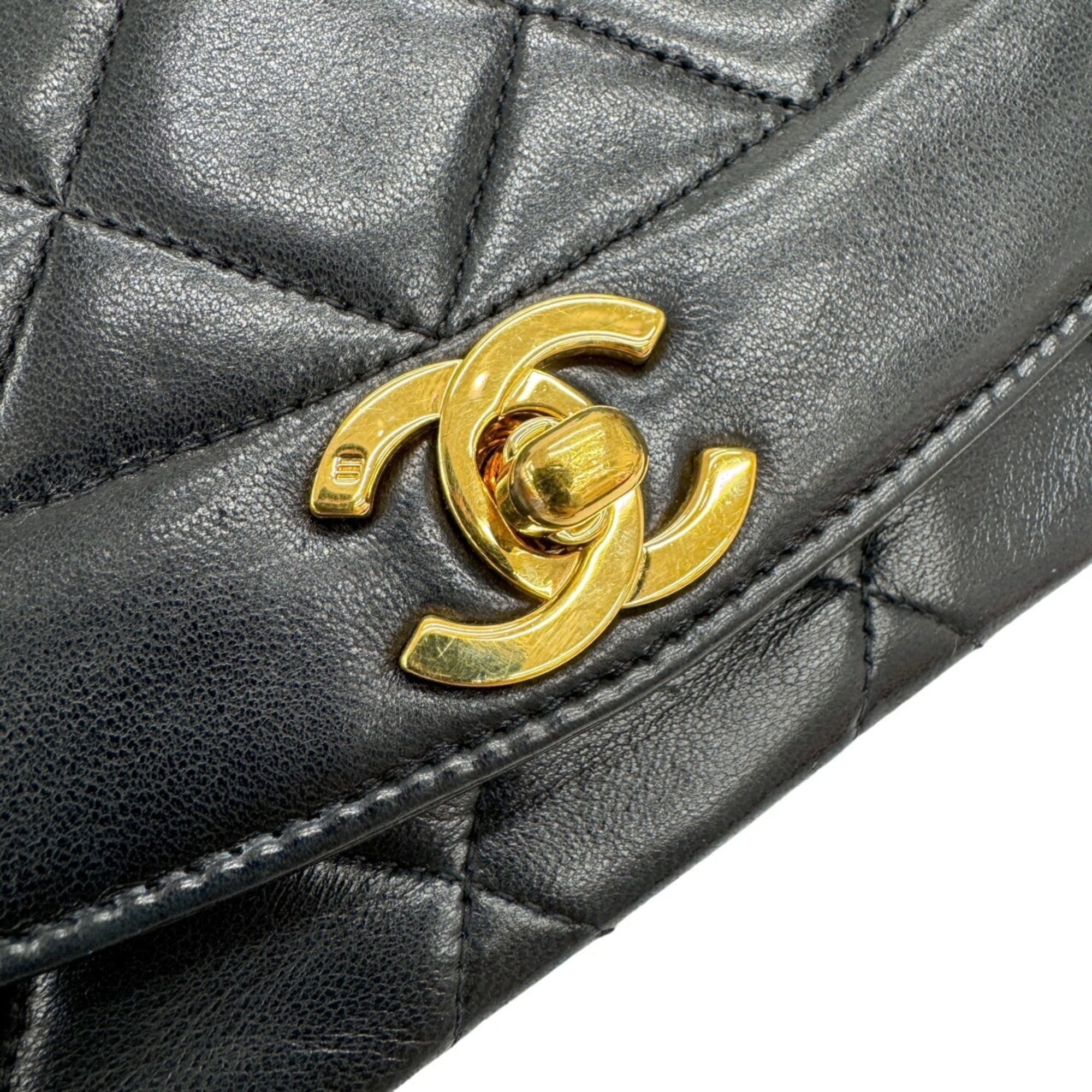 Chanel Matelasse Black Leather Shoulder Bag (Pre-Owned)