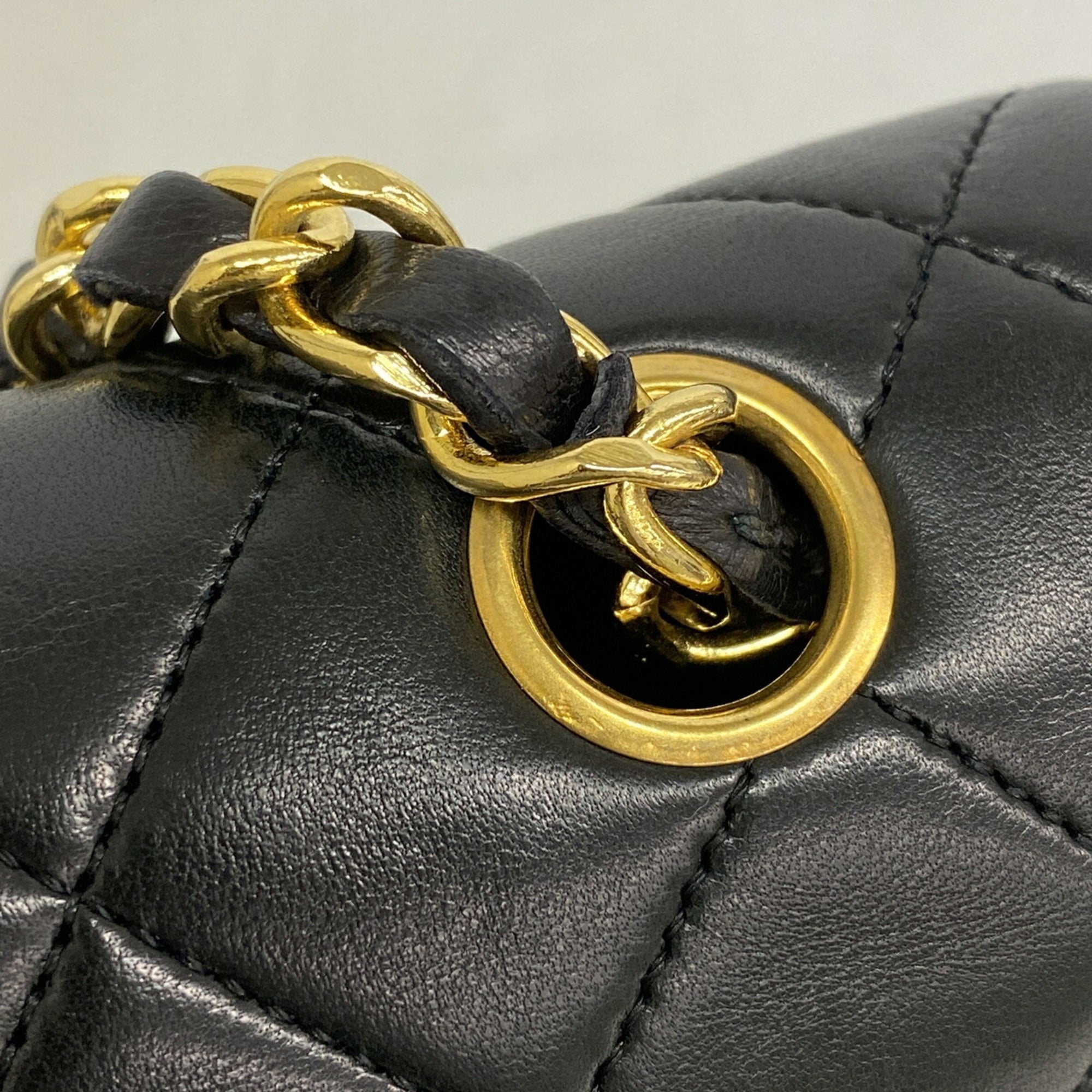 Chanel Black Leather Shoulder Bag (Pre-Owned)