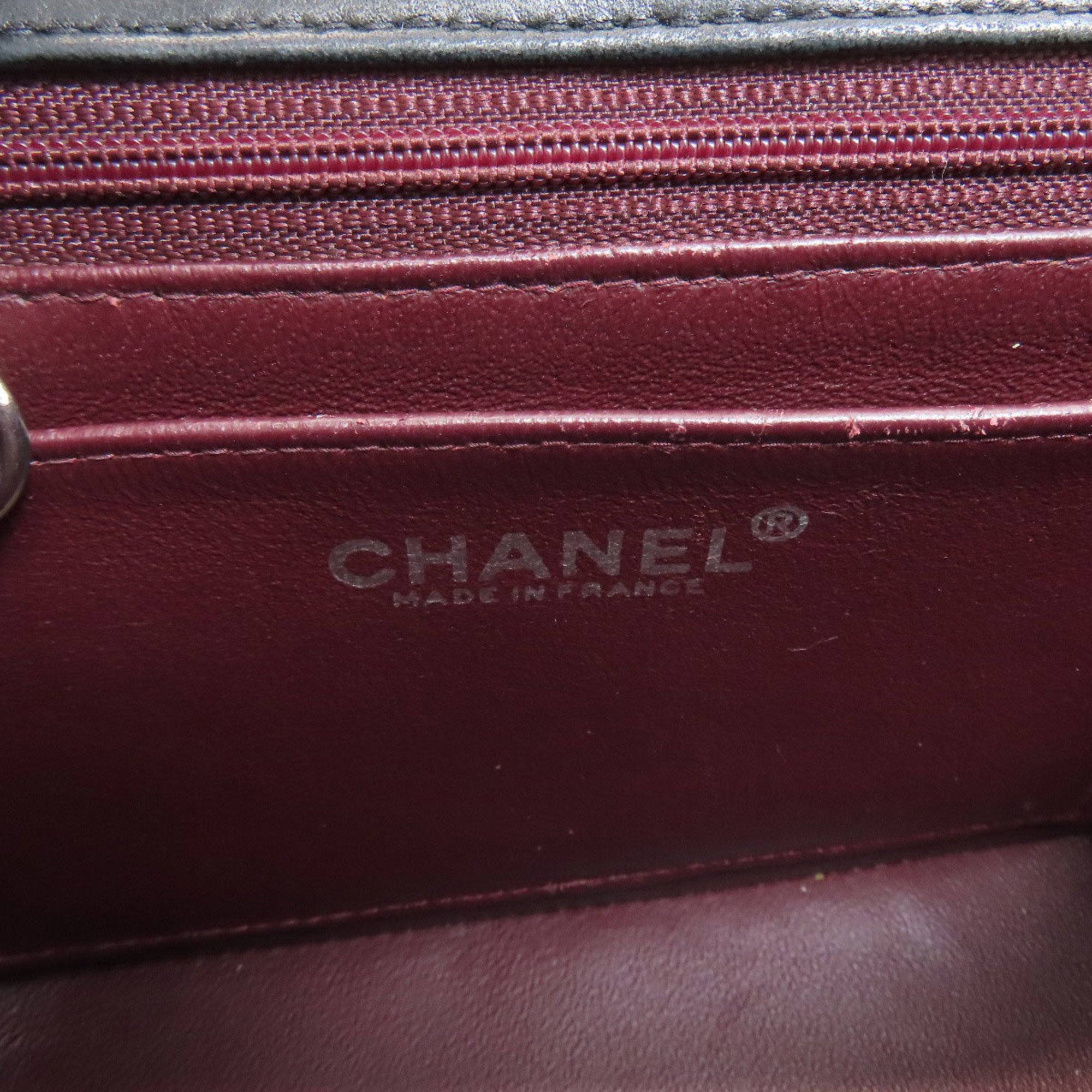 Chanel Black Leather Shoulder Bag (Pre-Owned)