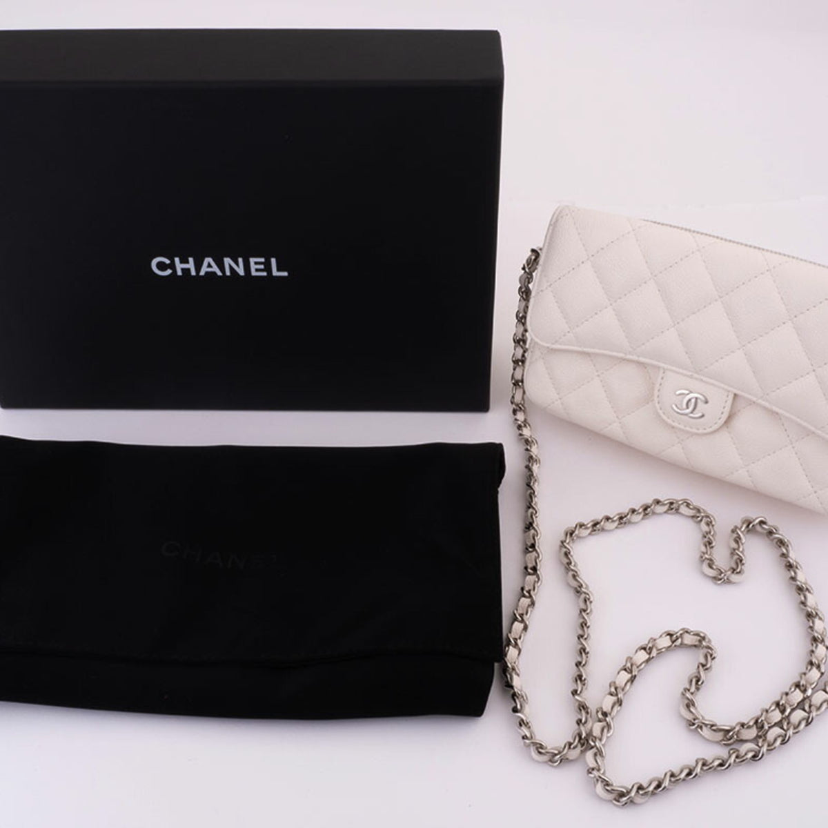 Chanel Matelasse White Caviar Leather Shoulder Bag (Pre-Owned)