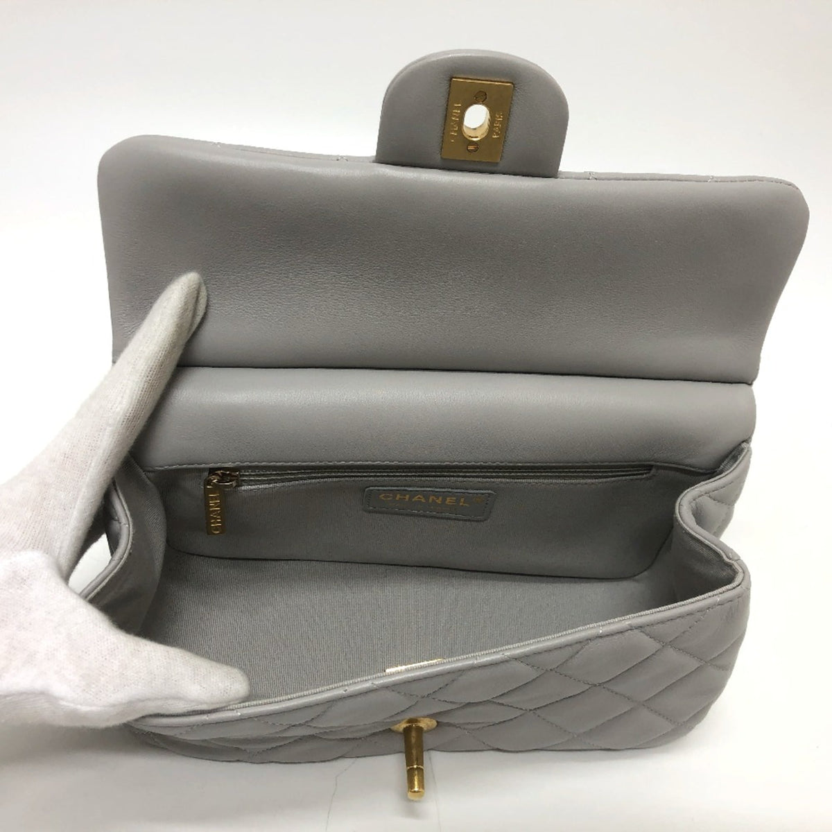 Chanel Gray Leather Shoulder Bag (Pre-Owned)