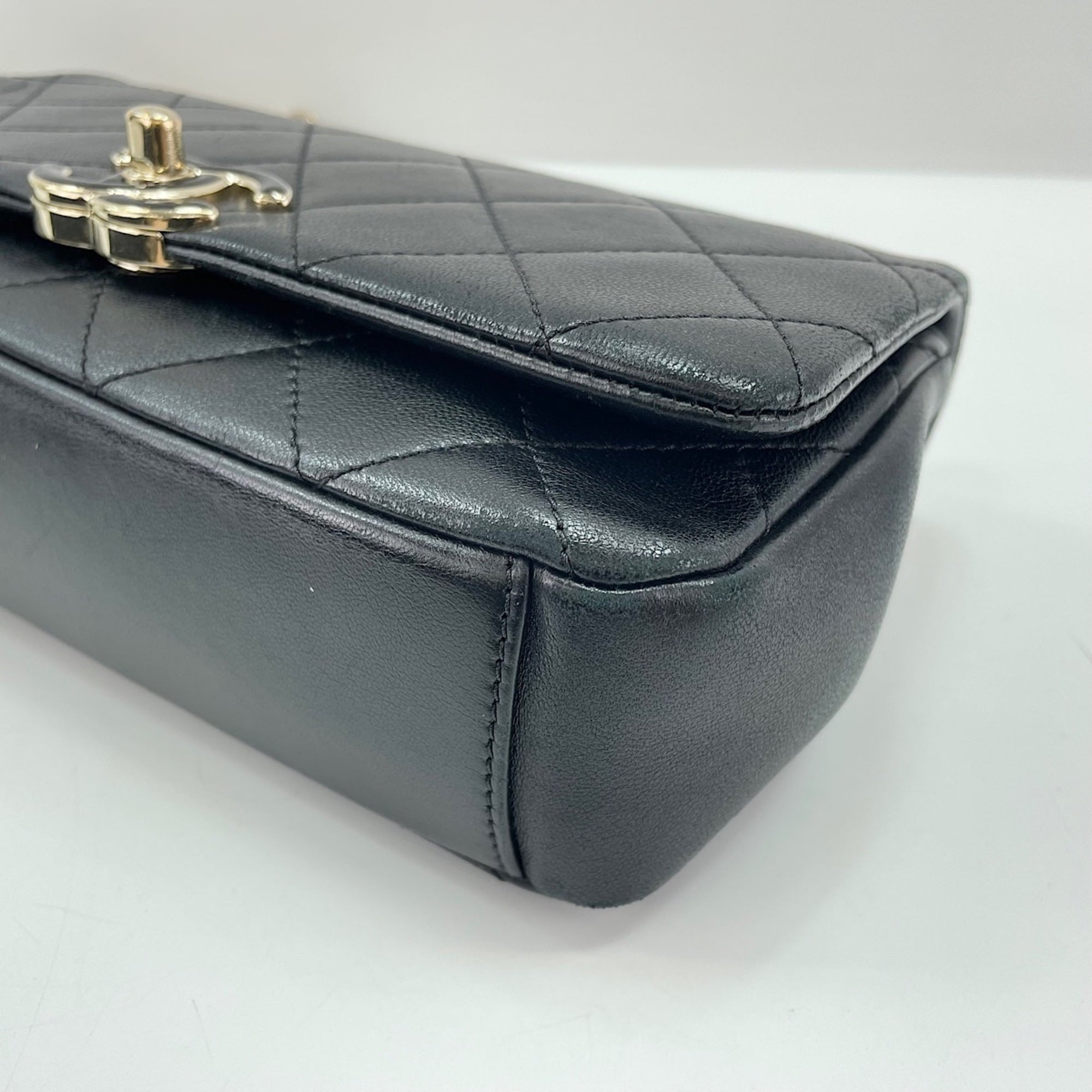 Chanel Black Shoulder Bag (Pre-Owned)