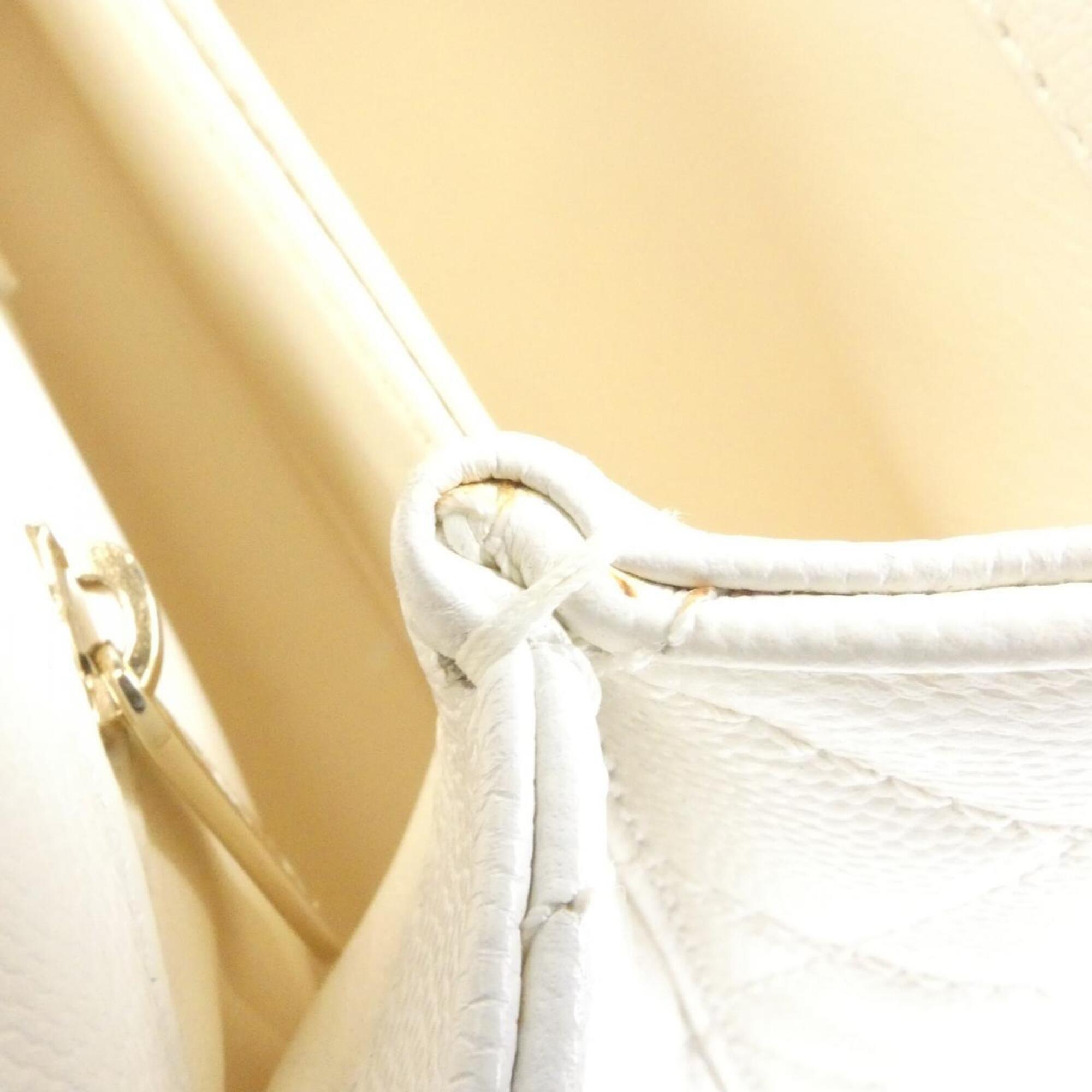 Chanel White Grained Calfskin Handbag (Pre-Owned)