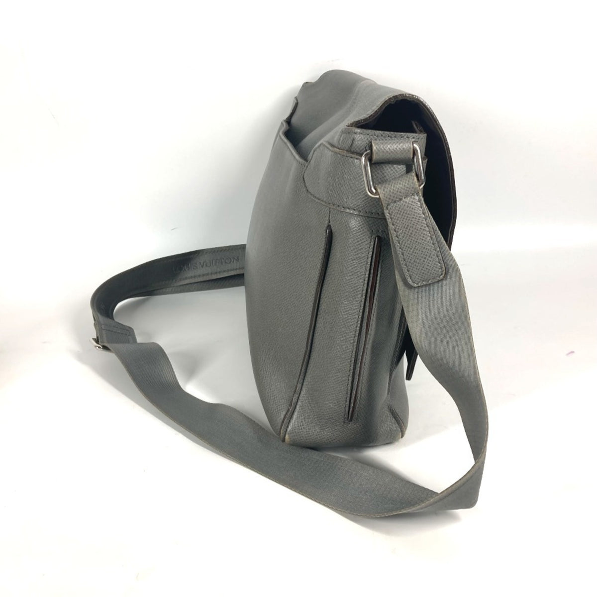 Louis Vuitton Gray Taiga Leather Messenger Bag Shoulder Bag (Pre-Owned)