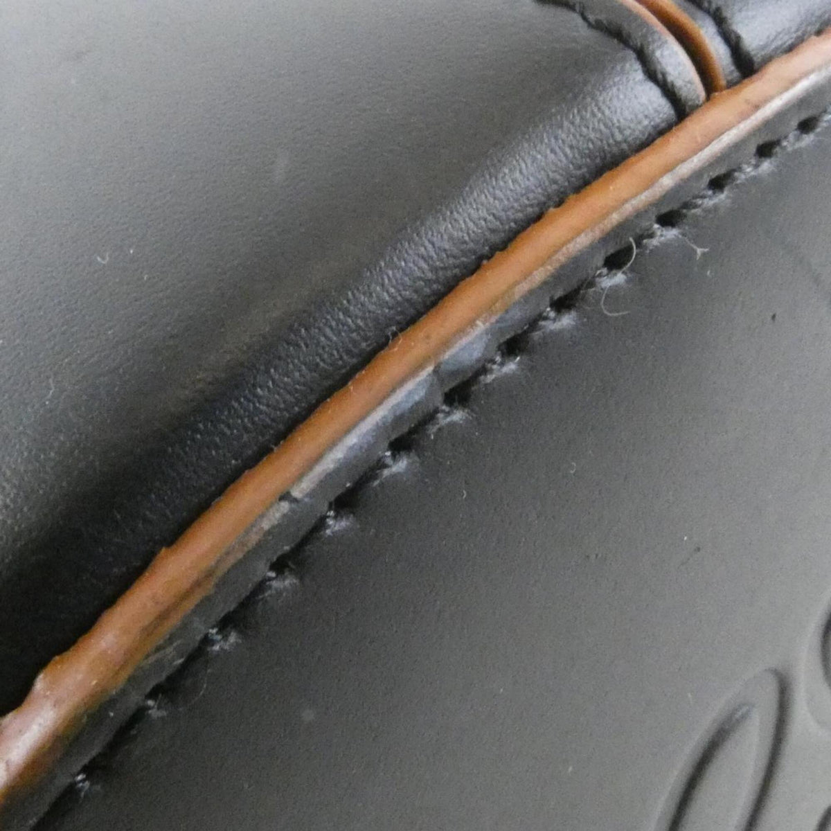 Loewe Black Leather Shoulder Bag (Pre-Owned)