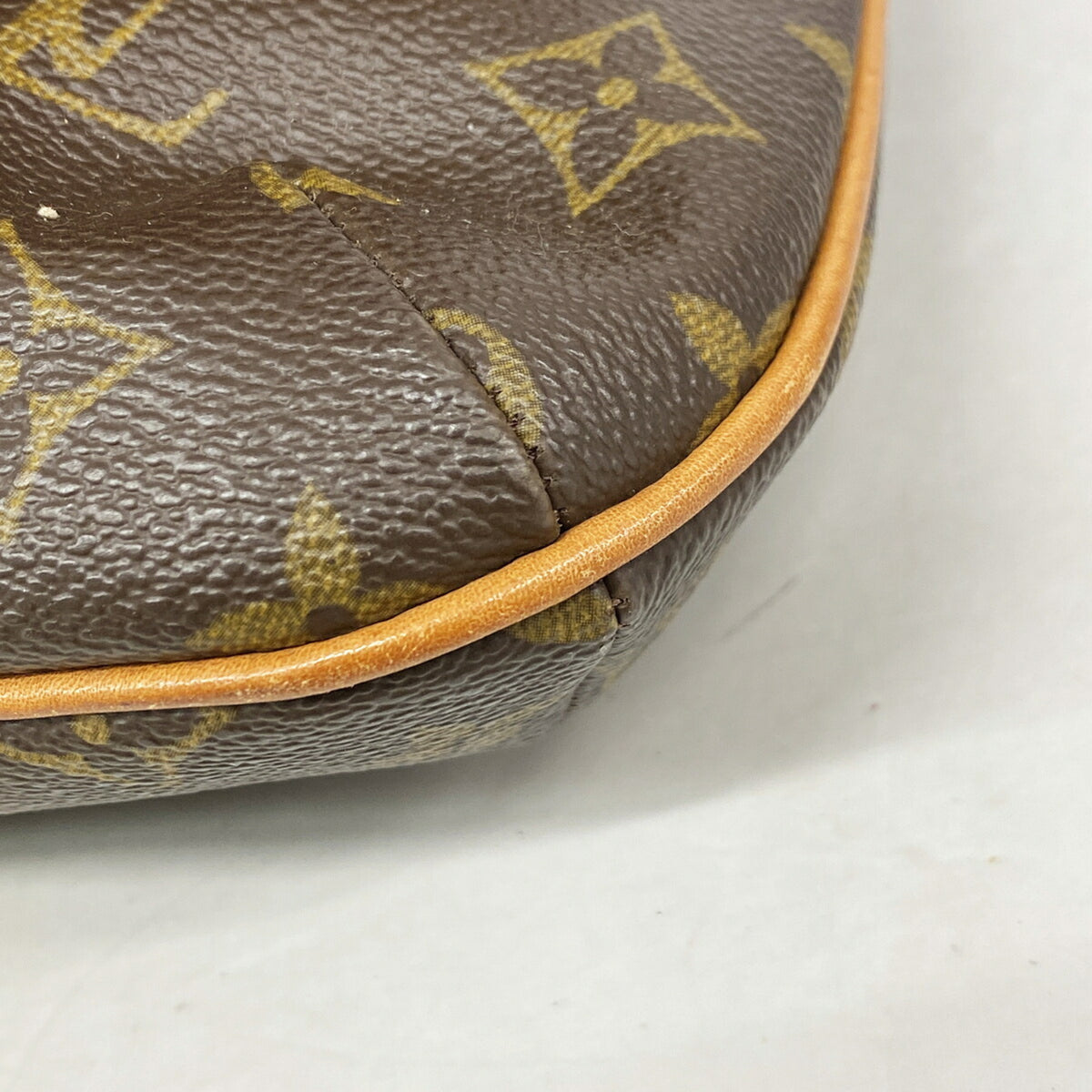 Louis Vuitton Brown Shoulder Bag (Pre-Owned)