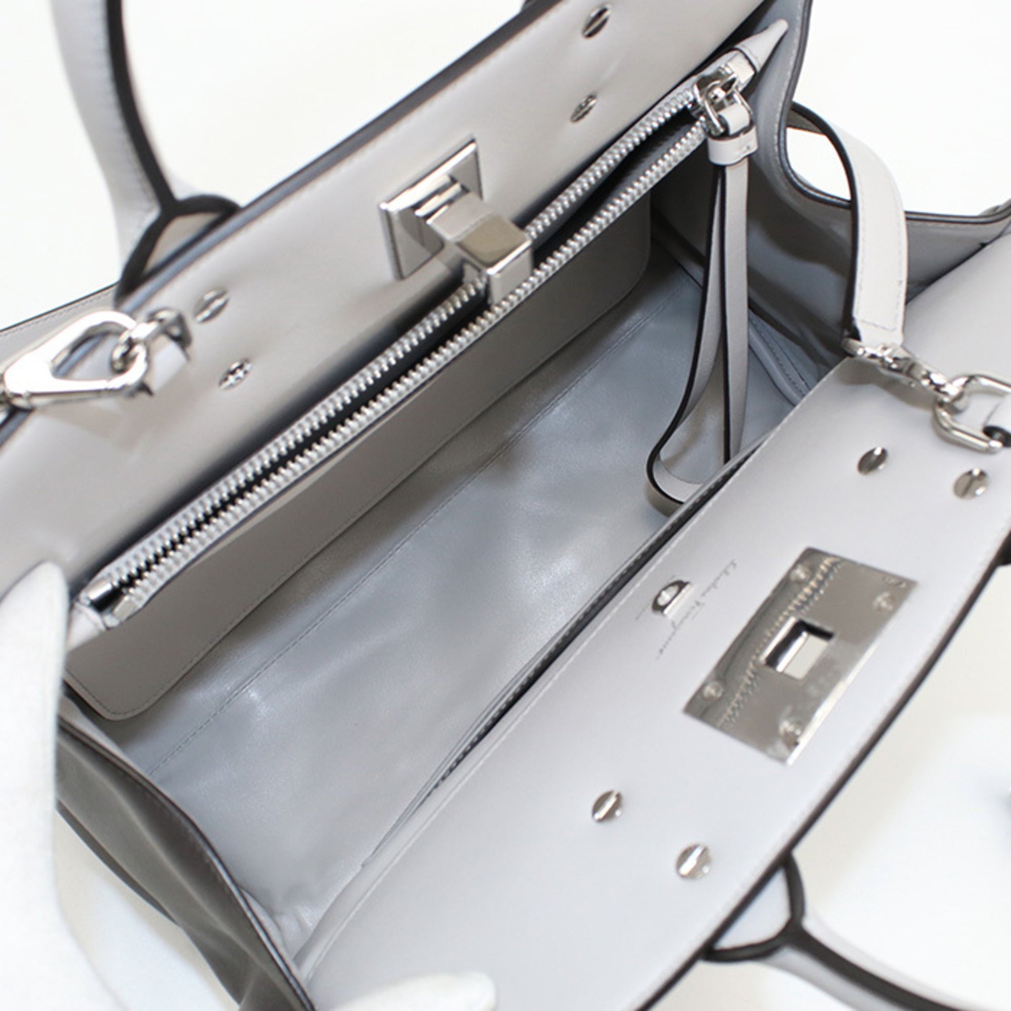 Salvatore Ferragamo Gray Leather Handbag (Pre-Owned)