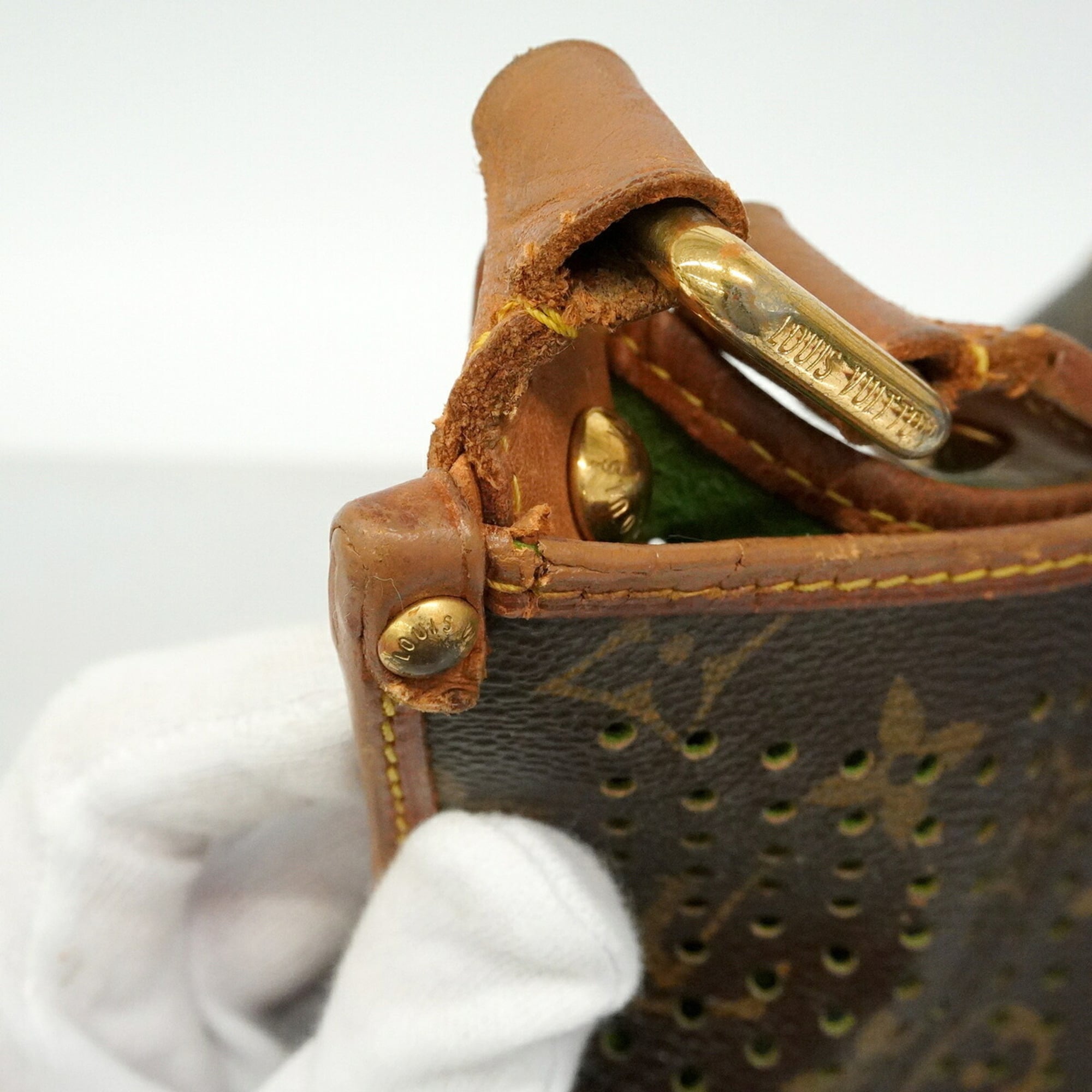 Louis Vuitton Vert Shoulder Bag (Pre-Owned)