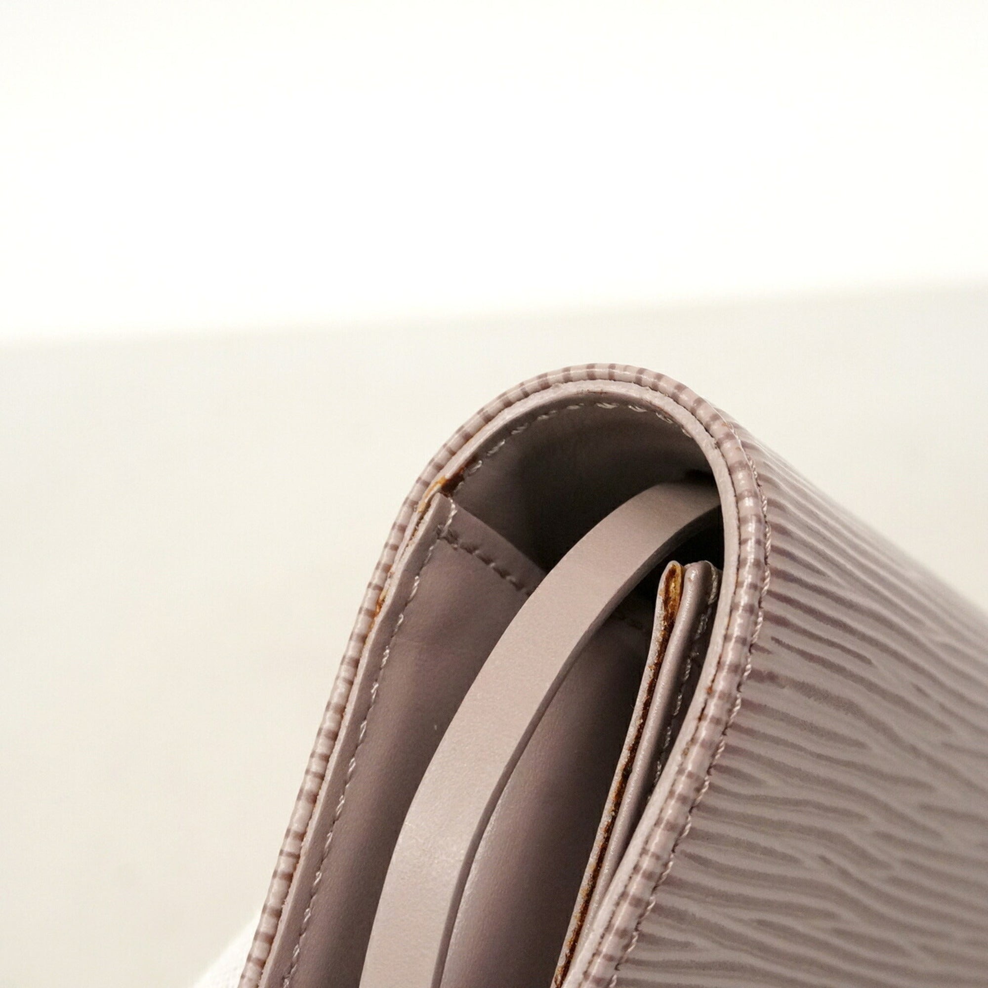 Louis Vuitton Lilac Shoulder Bag (Pre-Owned)