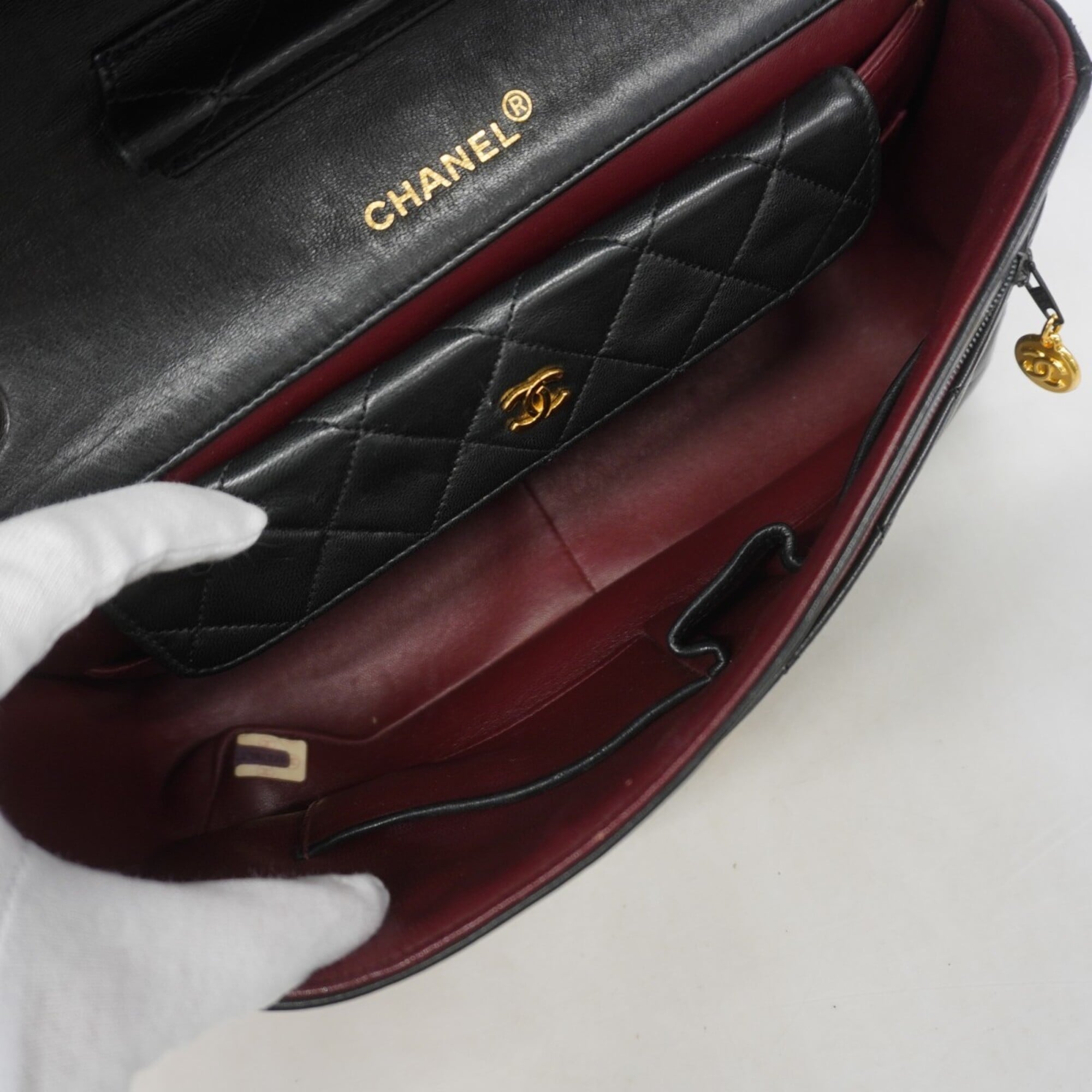 Chanel Black Leather Shoulder Bag (Pre-Owned)