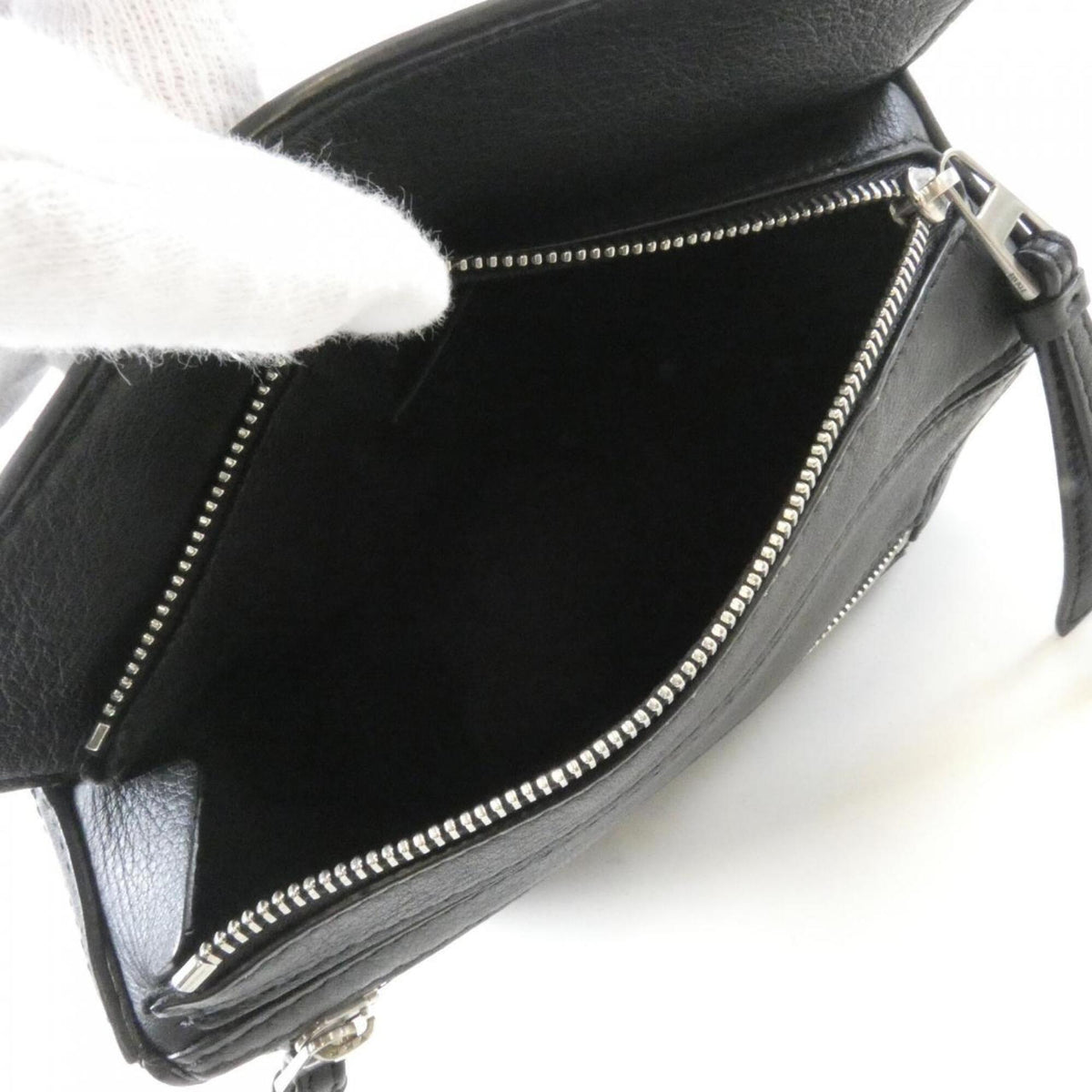 Loewe Black Leather Shoulder Bag (Pre-Owned)