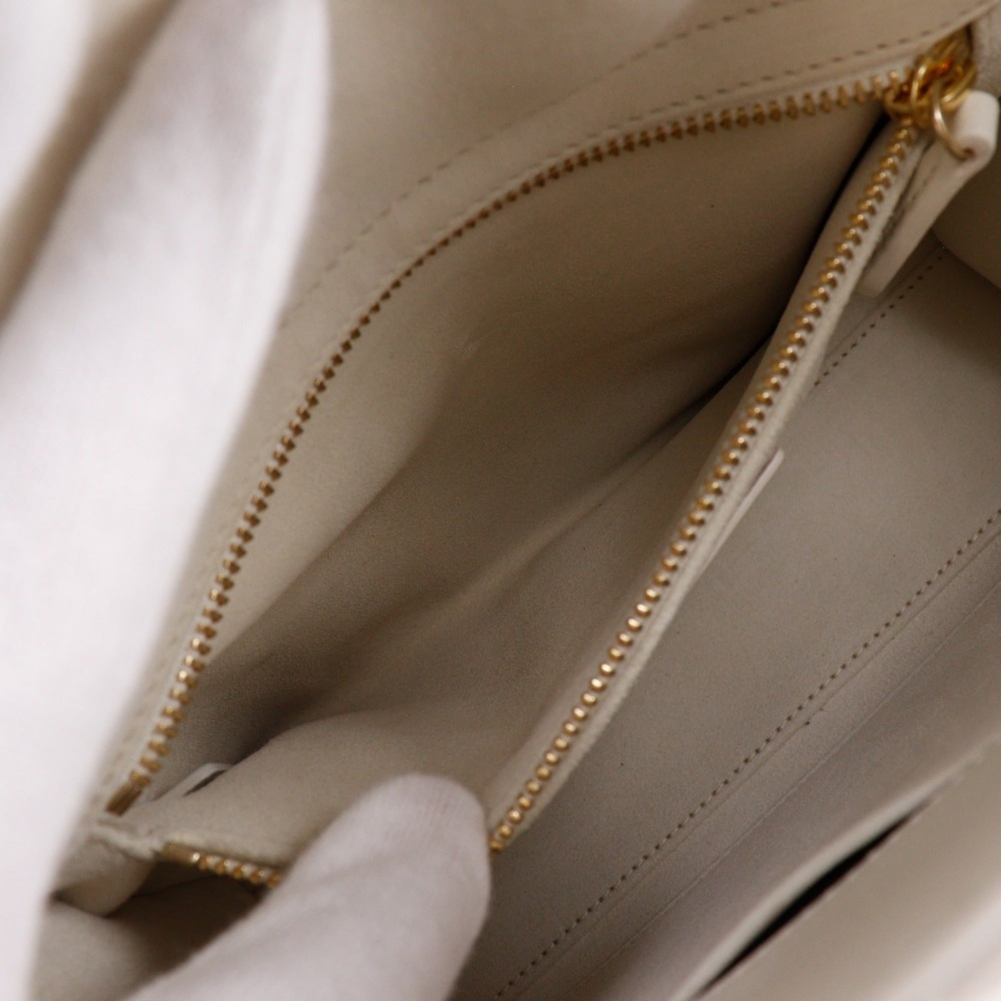 Christian Dior White Leather Handbag (Pre-Owned)
