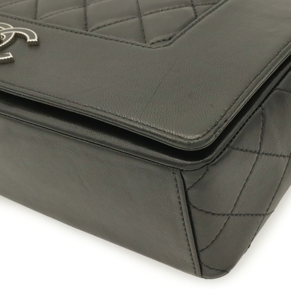Chanel Black Leather Shoulder Bag (Pre-Owned)
