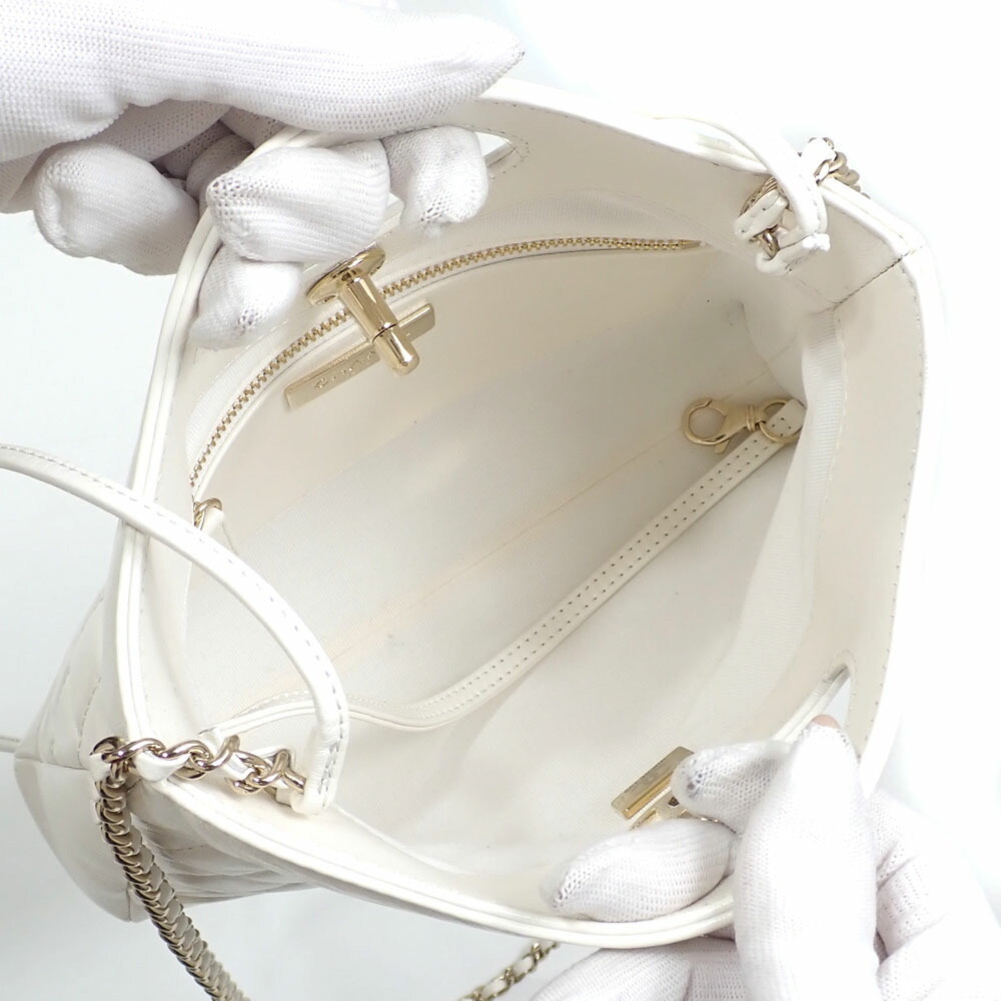 Chanel Matelasse White Leather Shoulder Bag (Pre-Owned)