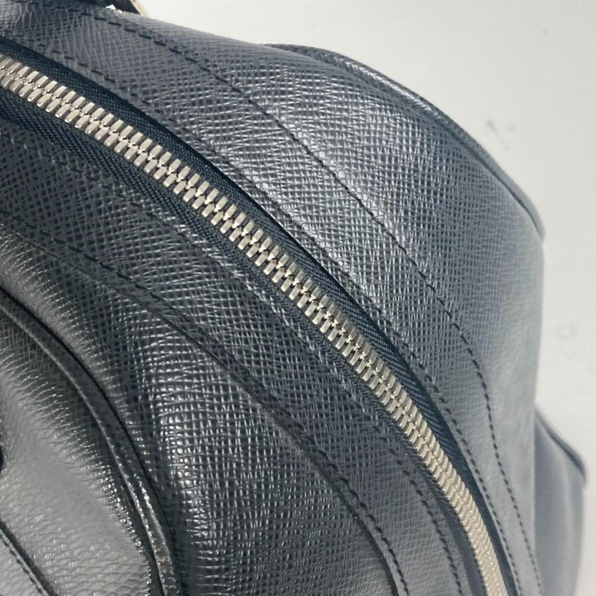 Louis Vuitton Ardoise Black Taiga Leather Boston Bag Handbag (Pre-Owned)