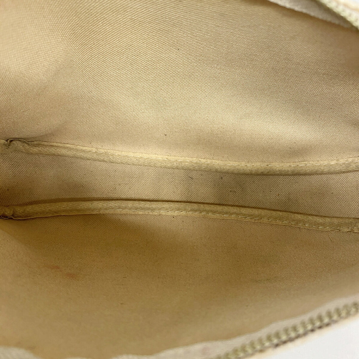 Louis Vuitton White Pouch (Pre-Owned)