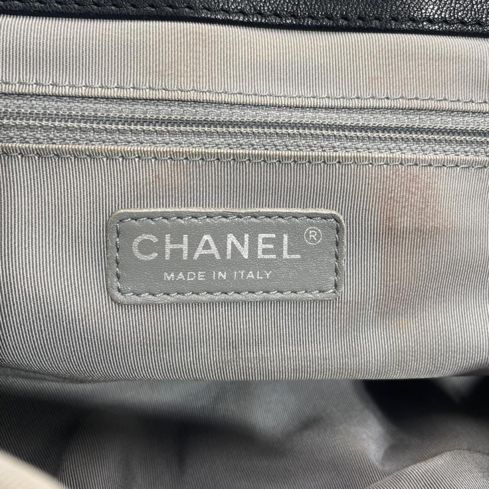 Chanel Black Leather Shoulder Bag (Pre-Owned)