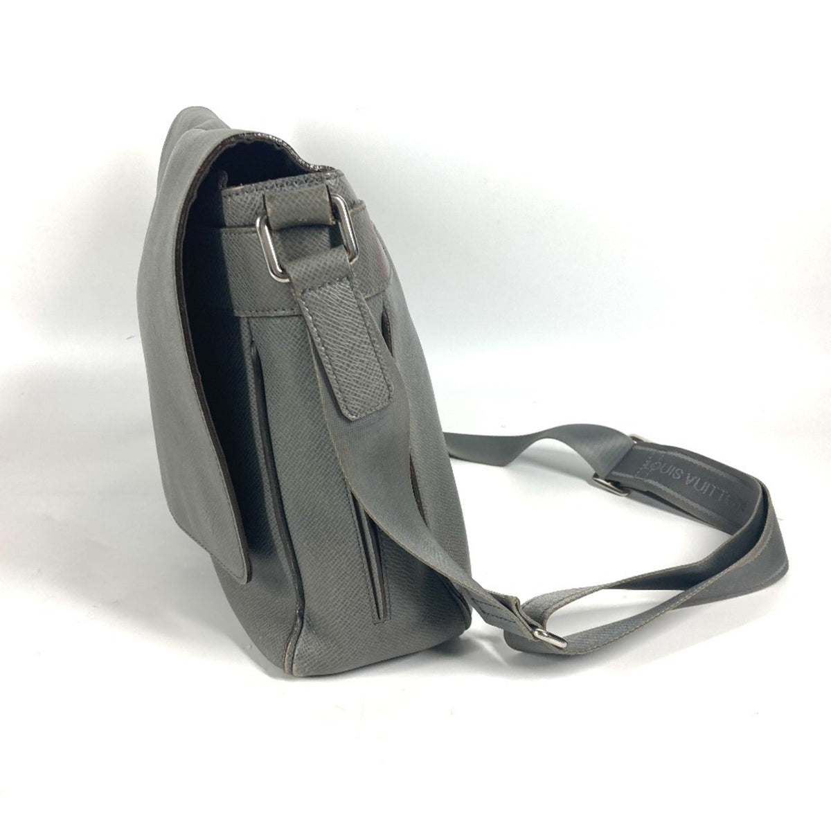 Louis Vuitton Gray Taiga Leather Messenger Bag Shoulder Bag (Pre-Owned)