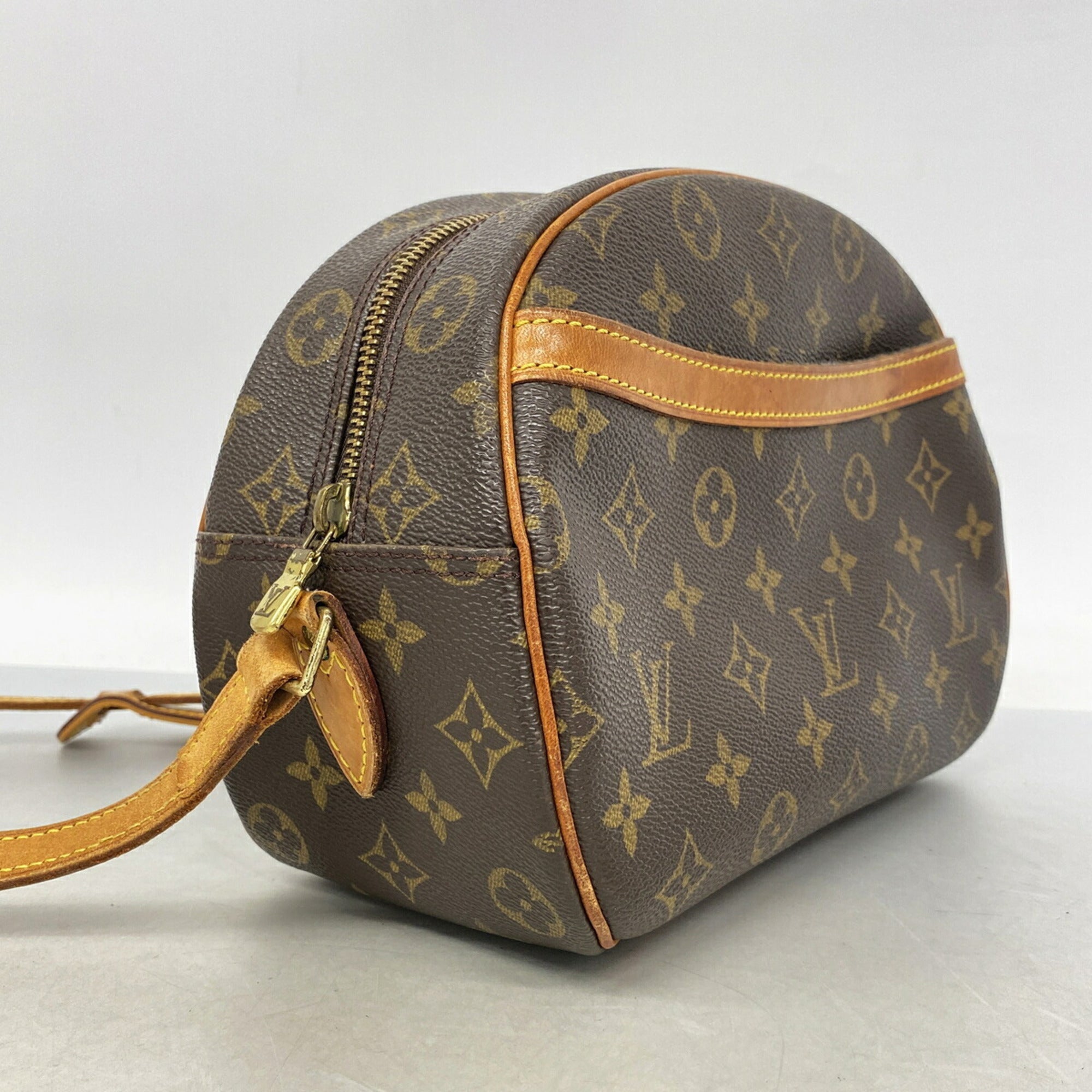 Louis Vuitton Brown Shoulder Bag (Pre-Owned)