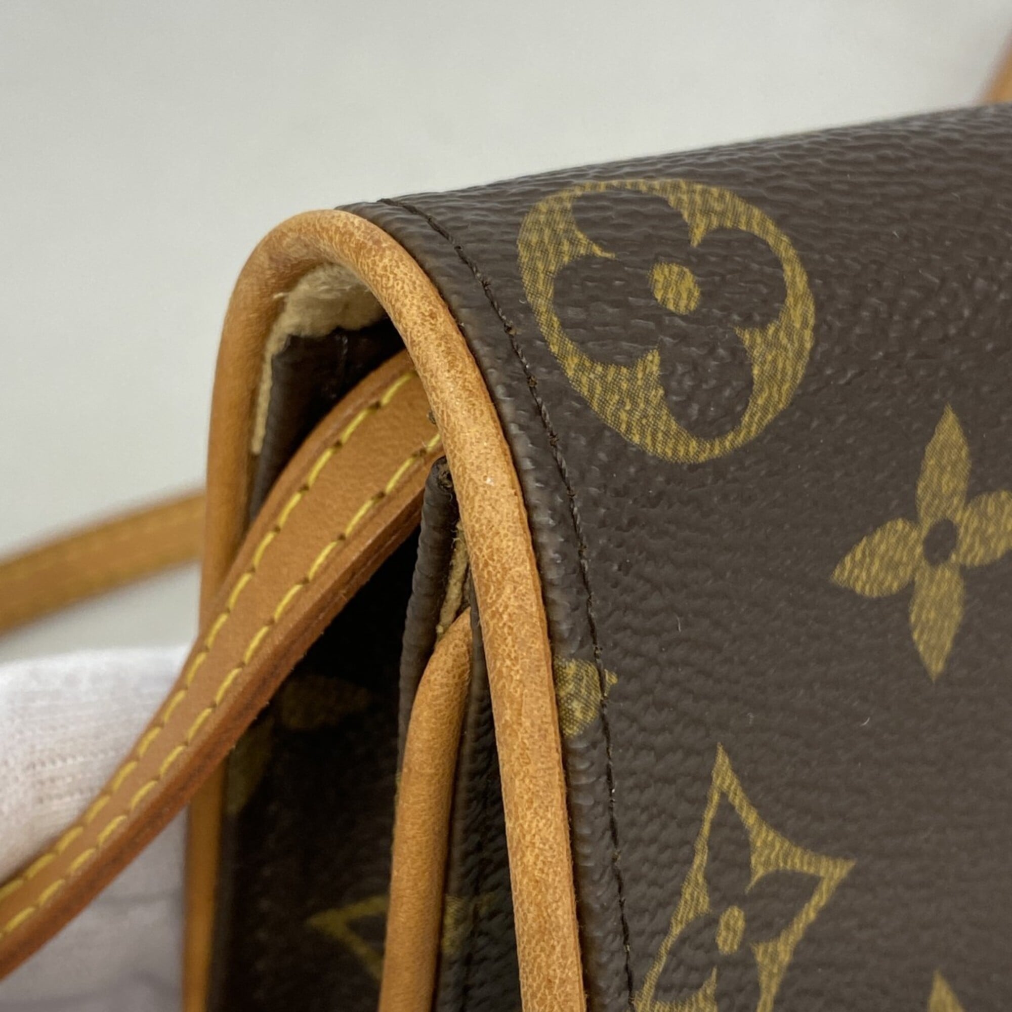 Louis Vuitton Brown Shoulder Bag (Pre-Owned)